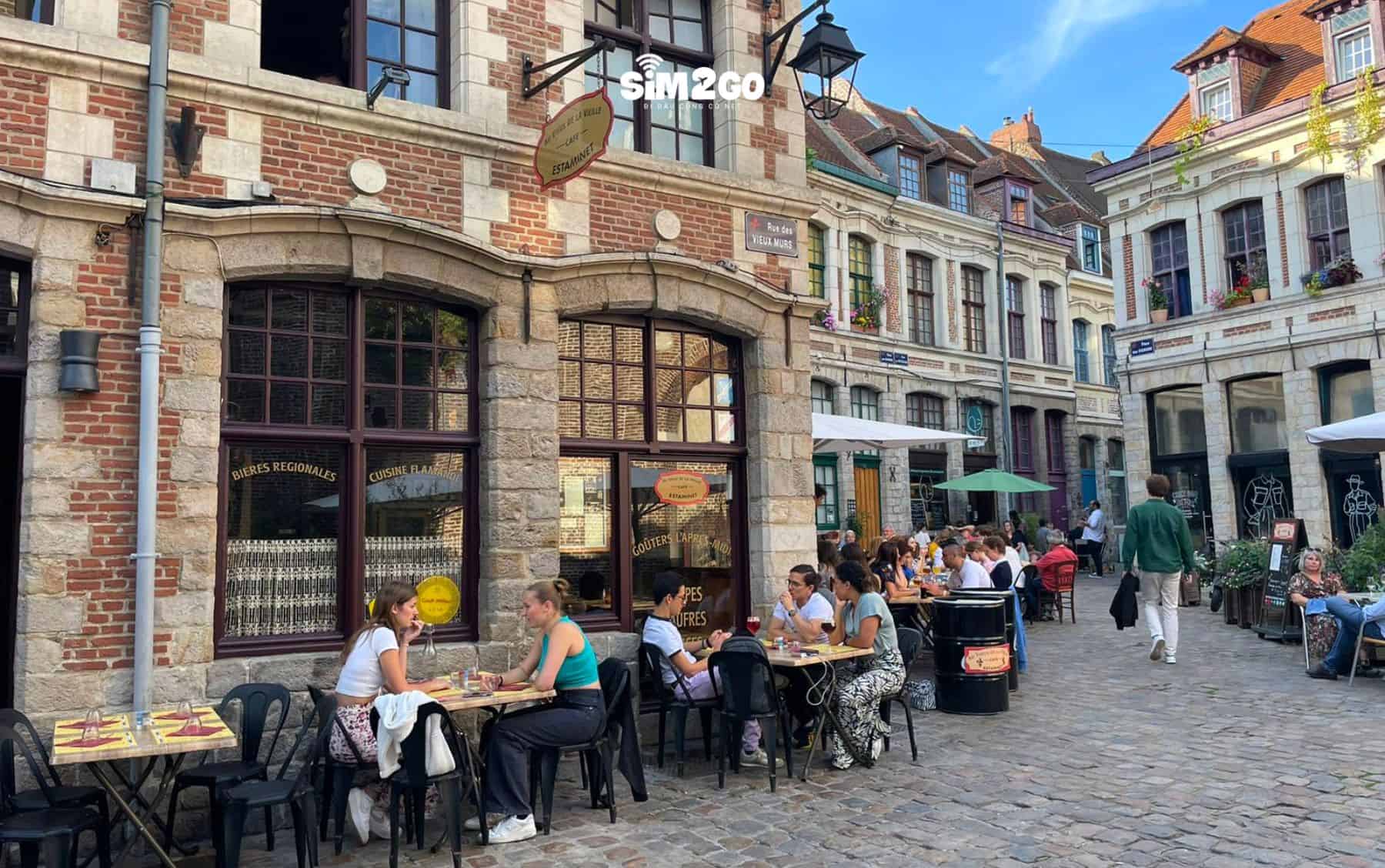 khach-hang-co-the-tan-huong-khong-khi-am-cung-thuc-don-phong-phú