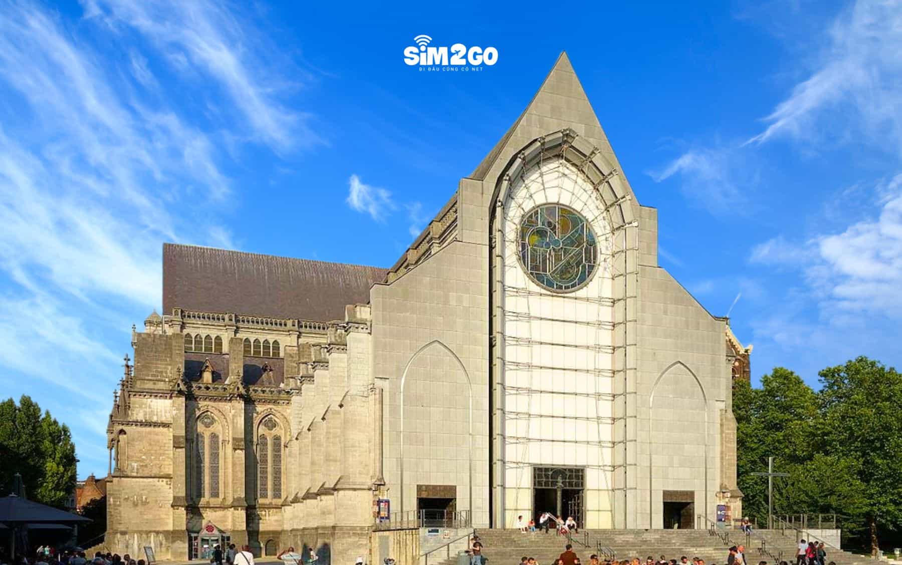 nha-tho-duoc-xay-dung-theo-kien-truc-phuc-hung-gothic-tuyet-dep