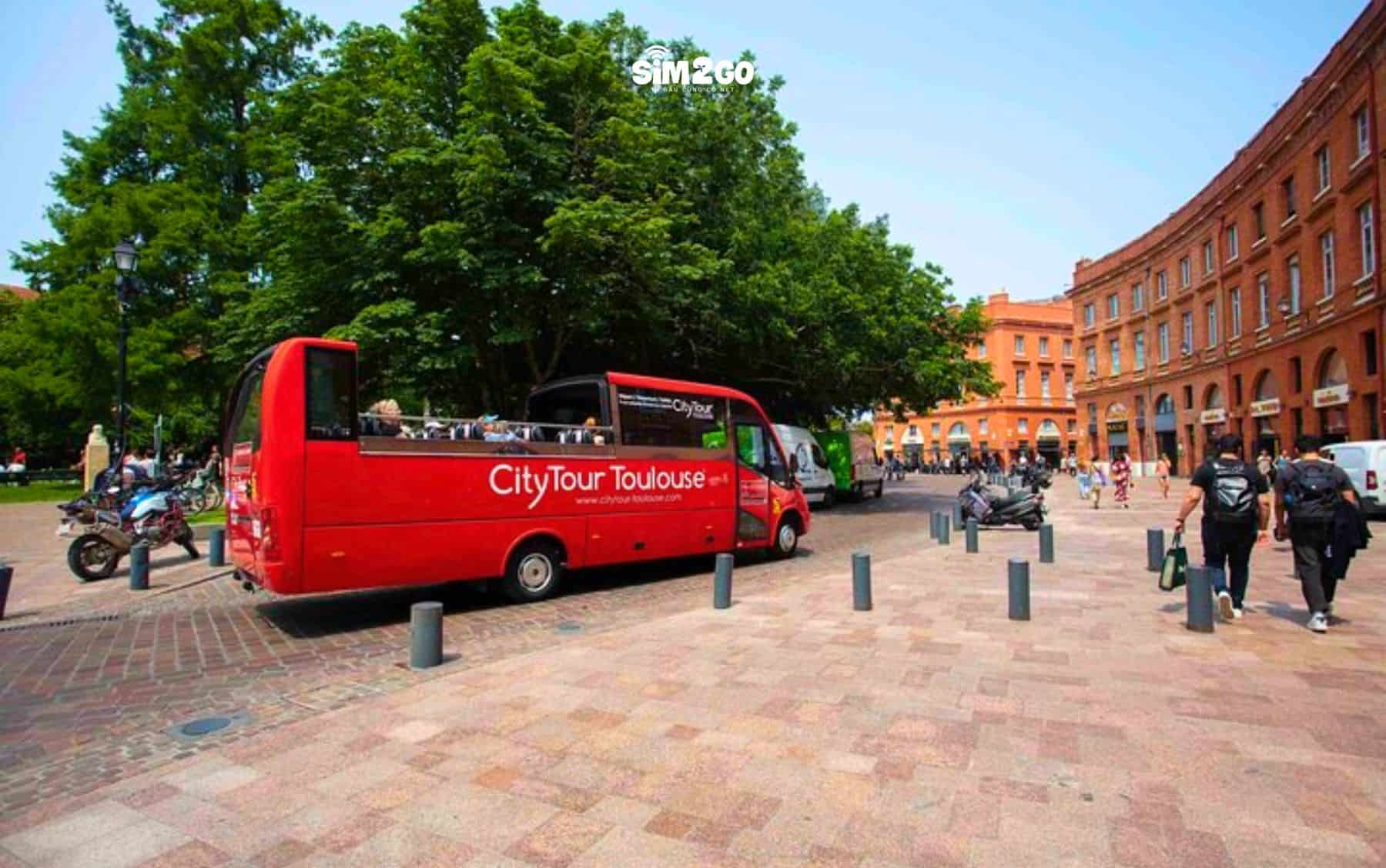 xe-bus-mau-do-noi-bat-khien-du-khach-de-dang-tim-thay-tren-duong-pho-toulouse