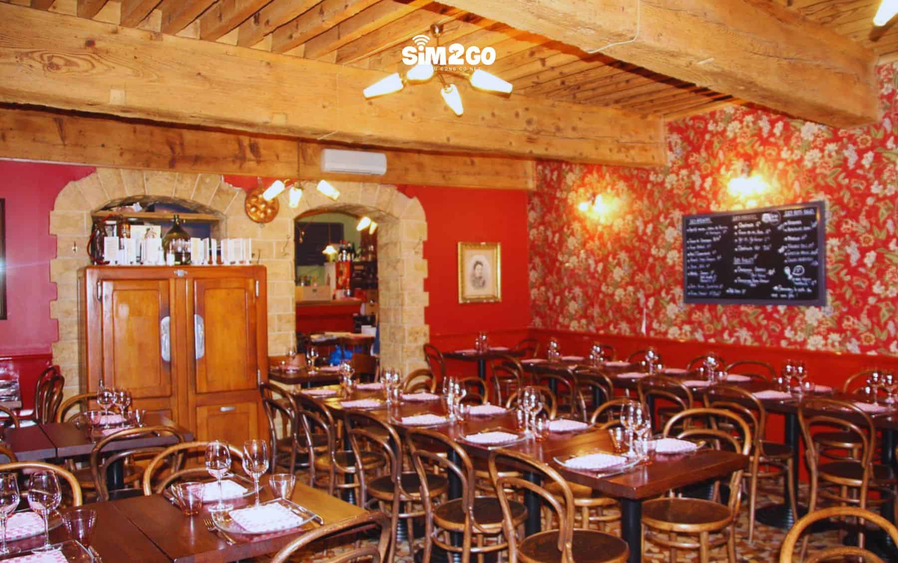 den-day-nho-thu-mot-ly-ruou-vang-dia-phuong-tu-thung-lung-rhone