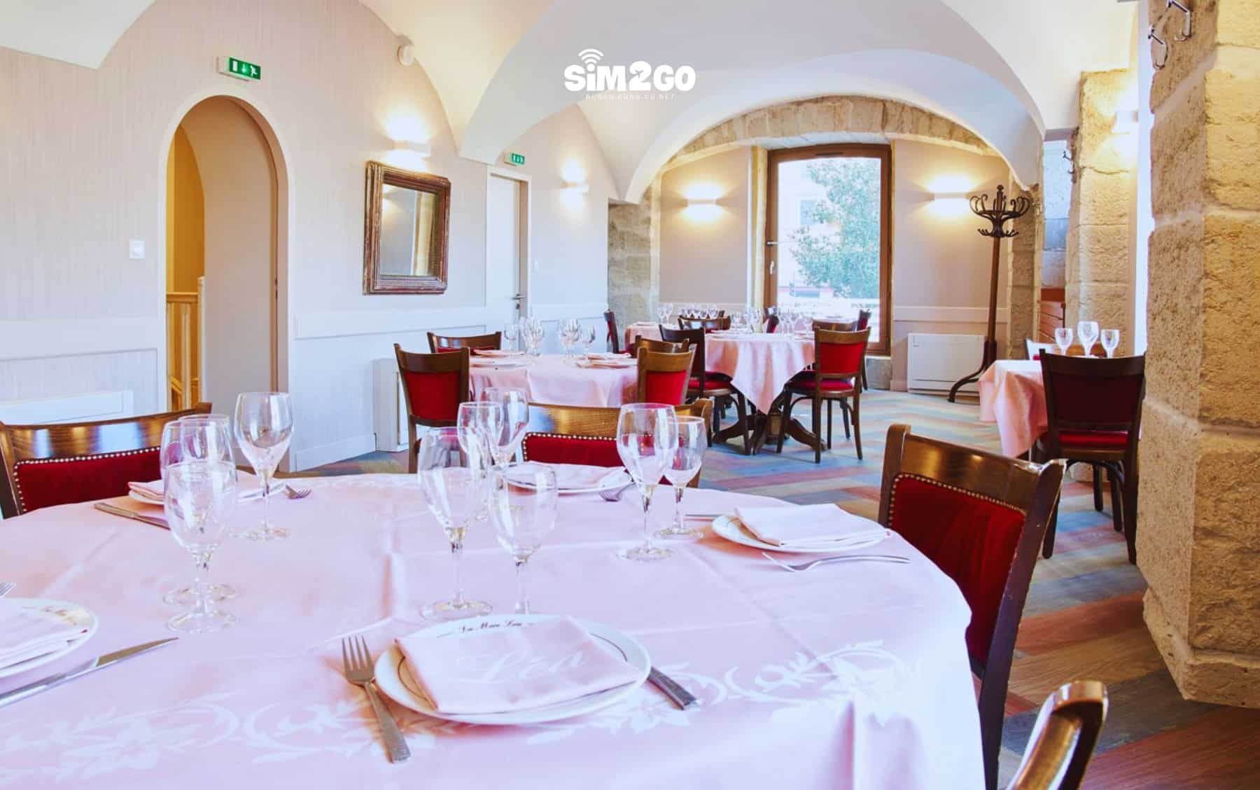 La Mère Léa -thuong-dong-khach-dac-biet-la-voi-nguoi-dan-dia-phuong