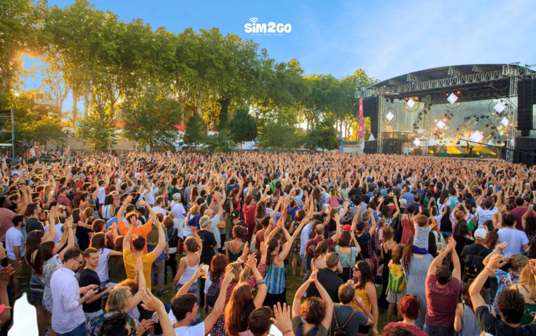 du-khach-hoa-minh-vao-khong-khi-vui-nhon-cua-le-hoi