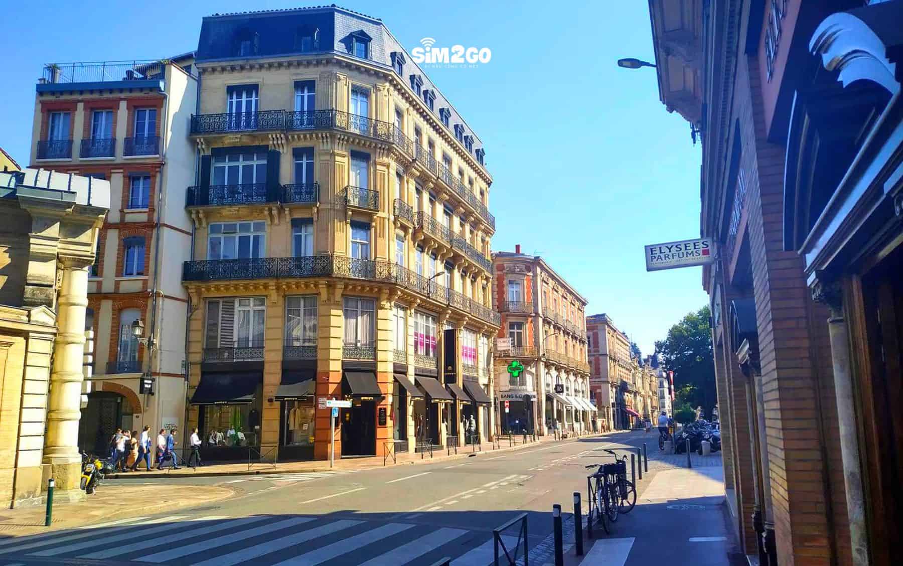 hai-ben-duong-co-vo-so-cua-hang-voi-phong-cach-co-dien