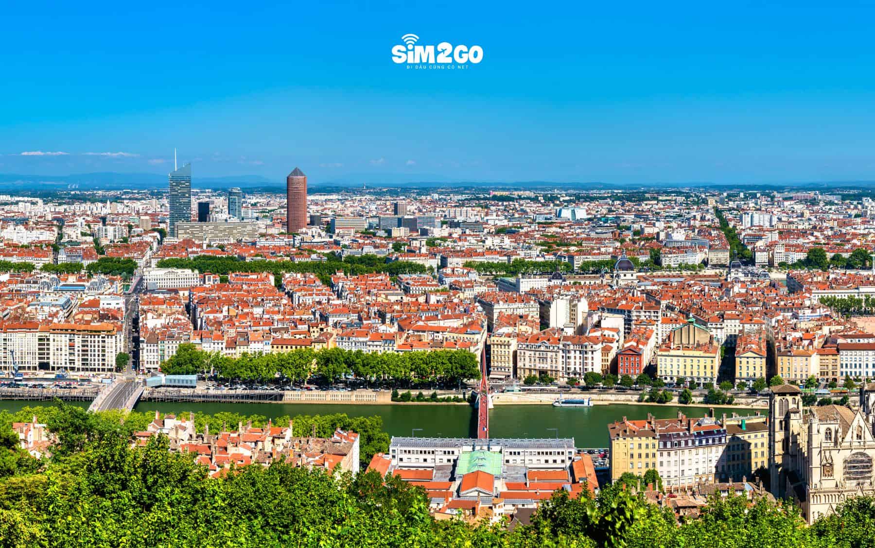 view-nhin-tu-doi-Fourvière- xuong-toan-canh-thanh-pho