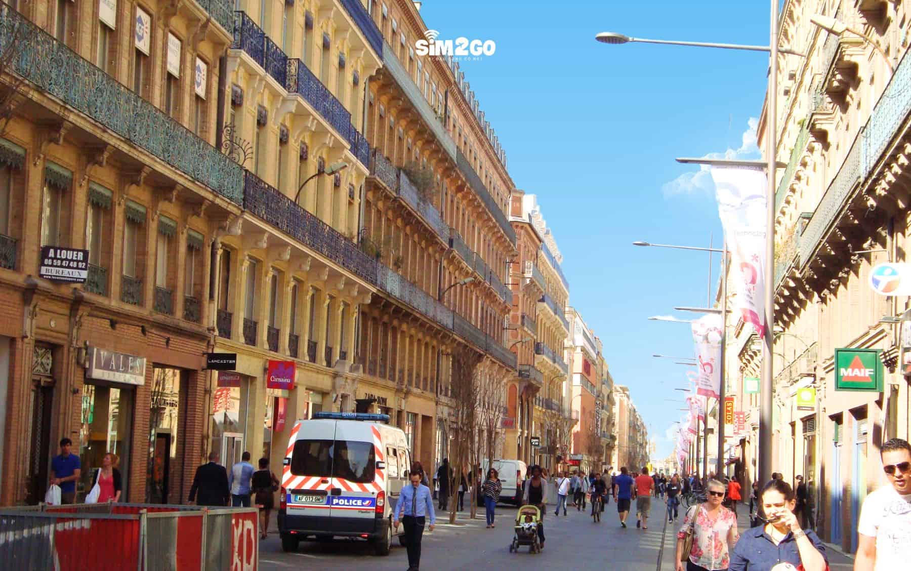 con-pho-thu-hut-dong-dao-du-khach-lua-chon-mua-sam