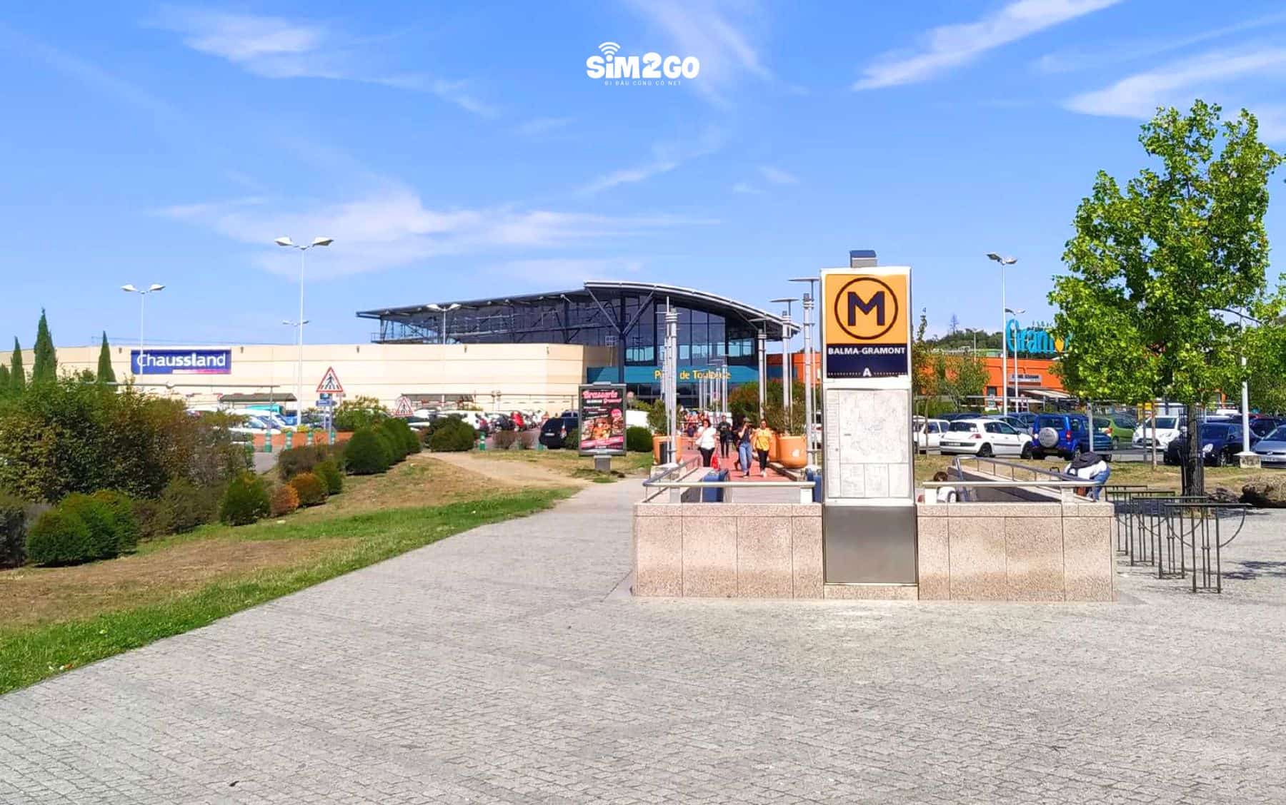 khong-gian-ben-ngoai-cua-trung-tam-cung-rat-rong-dem-lai-cam-giac-thoai-mai