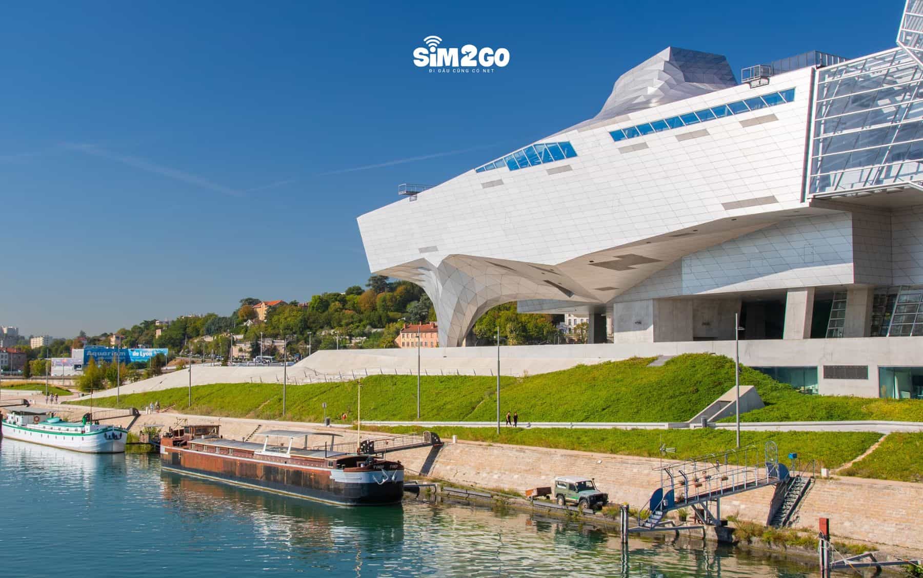 khu-vuc-nay-duoc-bao-quanh-boi-cac-con-song-rhone-va-saone