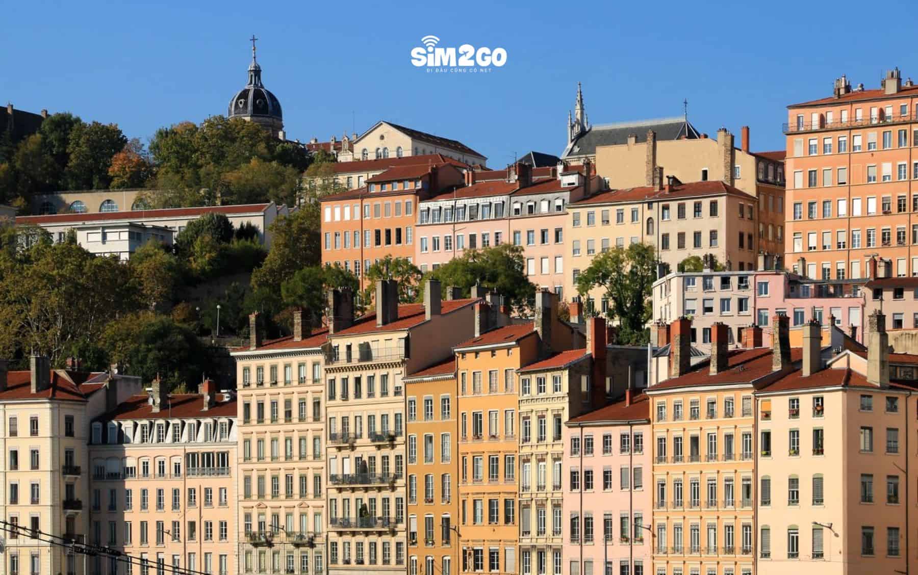 day-la-mot-khu-pho-pho-bien-doi-voi-khach-du-lich-va-nguoi-dan-dia-phuong