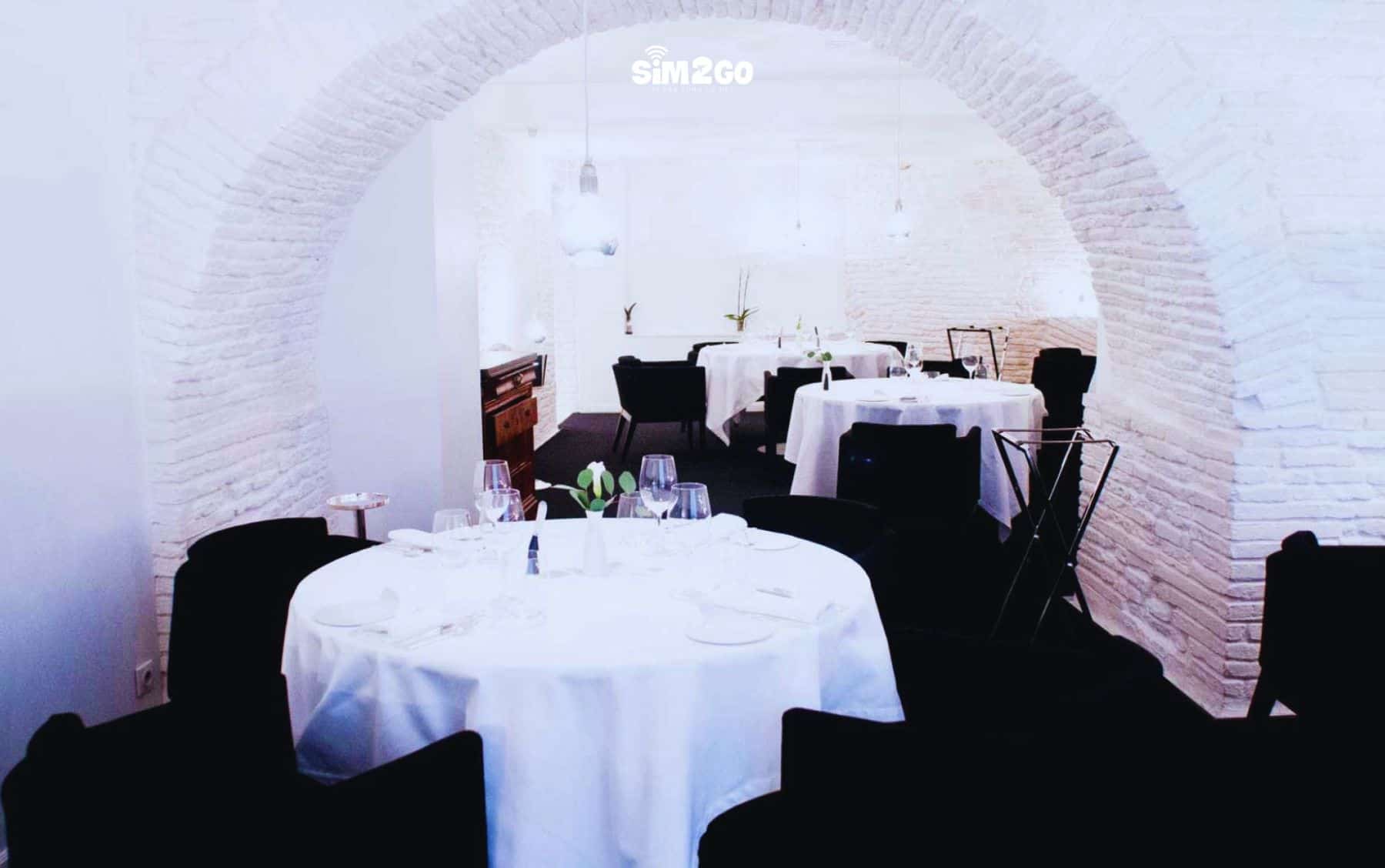 nha-hang-co-thiét-ke-doc-la-thu-hut-du-khach