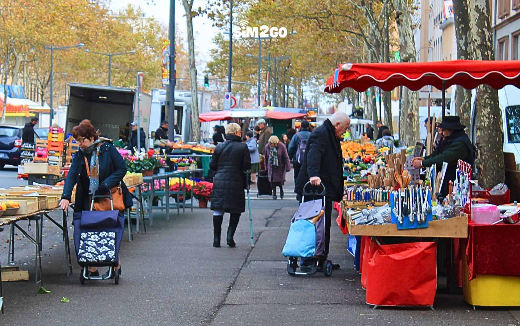cho-La Croix-Rousse-la-mot-khu-cho-soi-dong-nam-o-quan-1-va-quan-4-cua-lyon