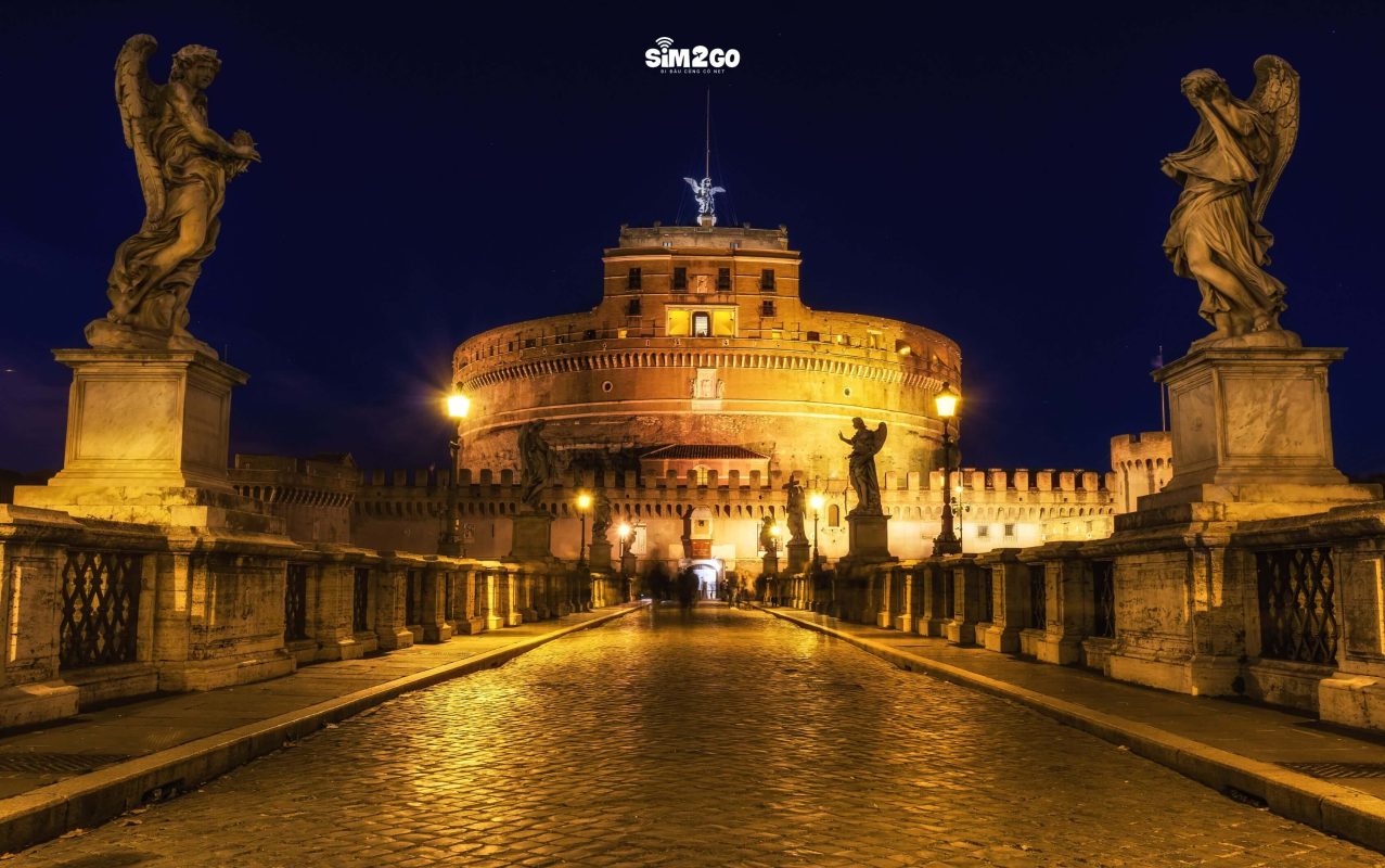 Hinh-anh-lau-dai-huyen-bi-uy-nghiem-khi-troi-ve-dem