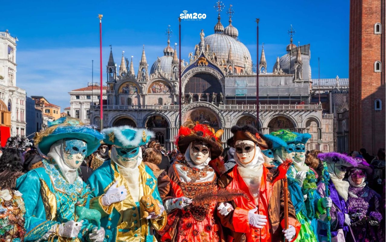 Le-hoi-gay-an-tuong-voi-nhung-chiec-mat-na-tinh-xao-va-trang-phuc-long-lay