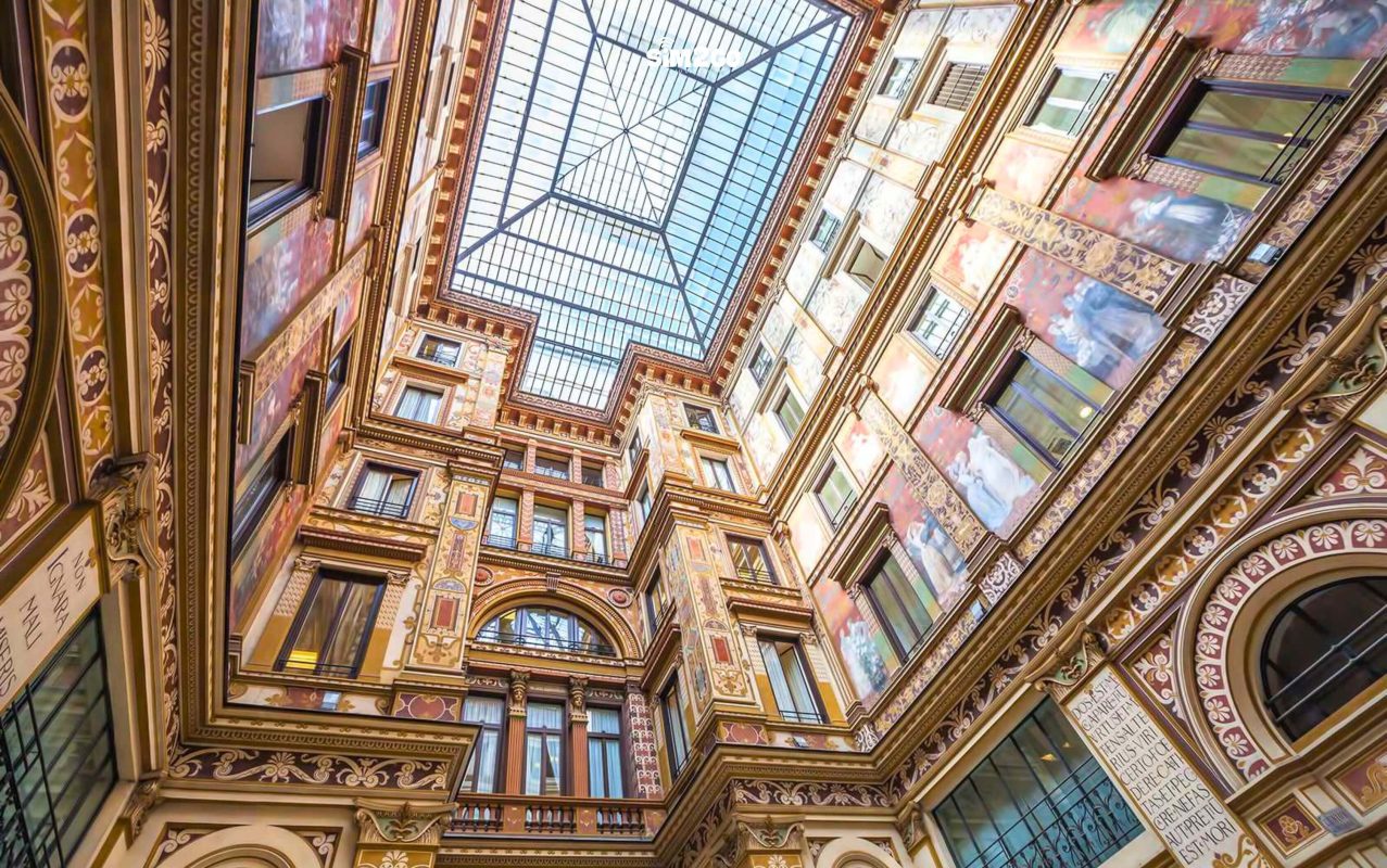 Khu-mua-sam-voi-thiet-ke-mai-che-mang-dam-phong-cach-nghe-thuat-La-Ma-xua