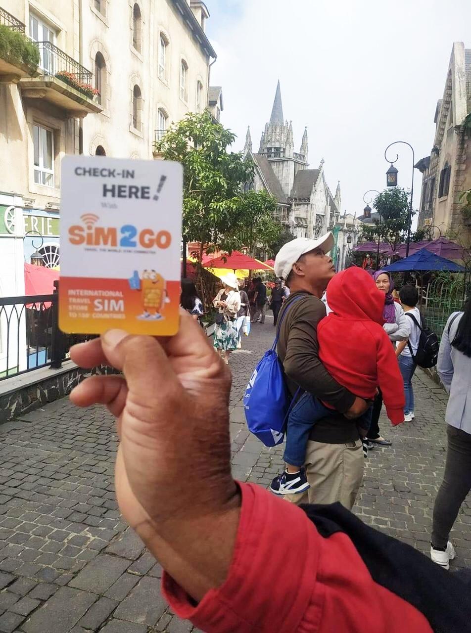 Khách hàng SIM2GO sử dụng SIM Việt Nam khi tham quan Bà Nà Hills Đà Nẵng