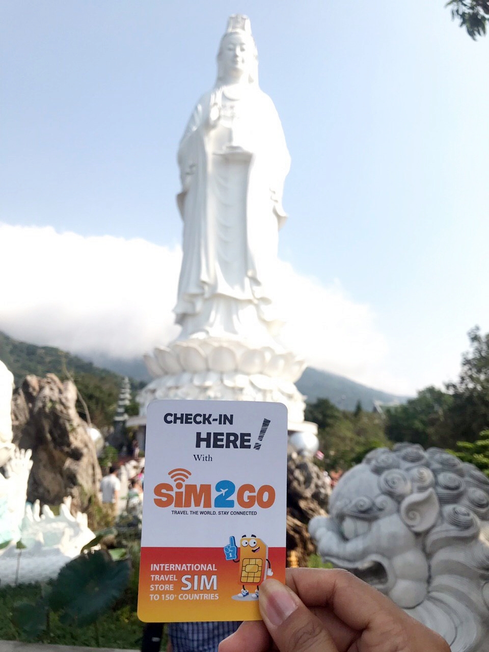 Khách hàng SIM2GO sử dụng SIM Việt Nam khi tham quan điểm du lịch văn hóa tại Đà Nẵng