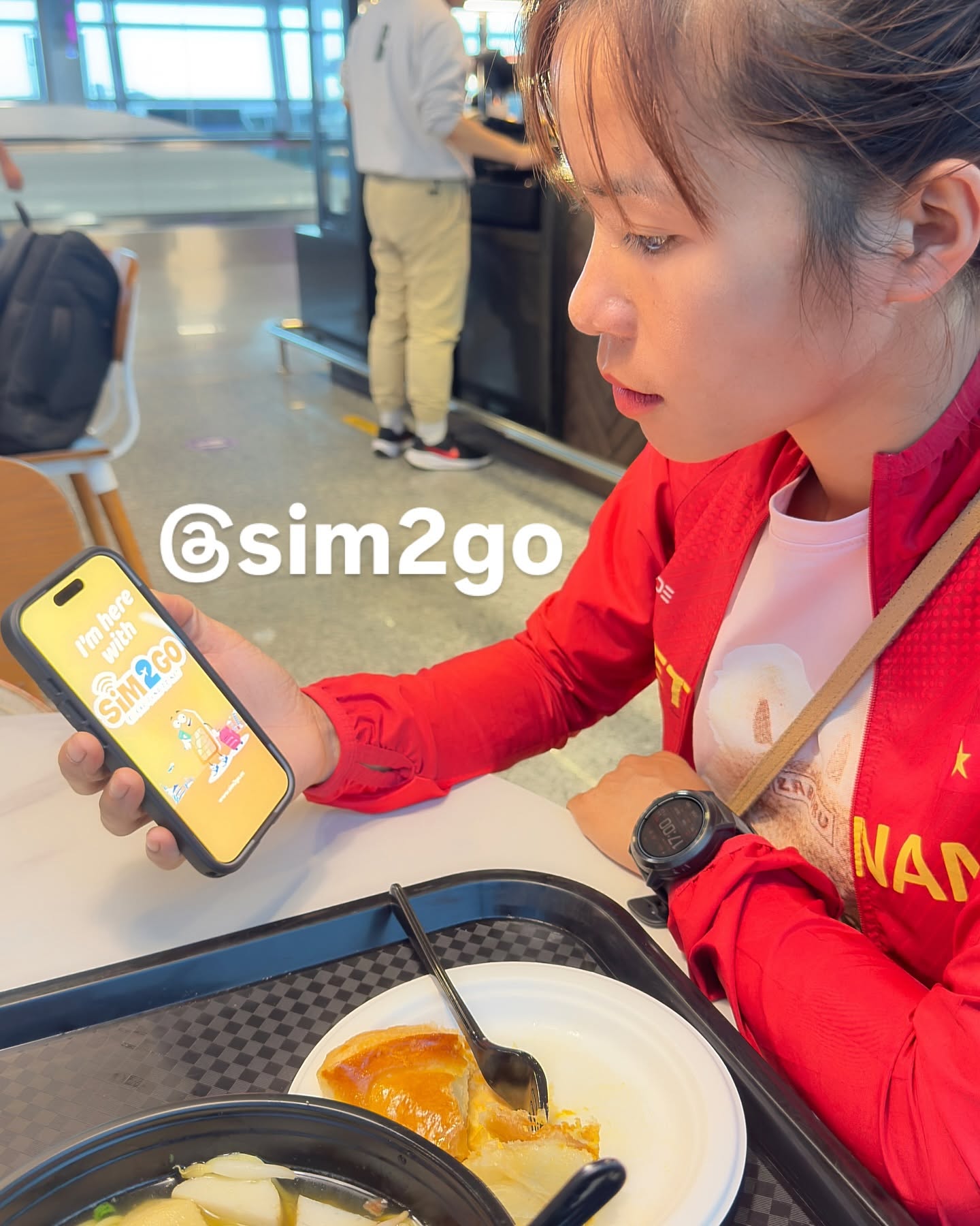 Runner Hà Thị Hậu sử dụng SIM Malaysia tại sân bay KLIA2