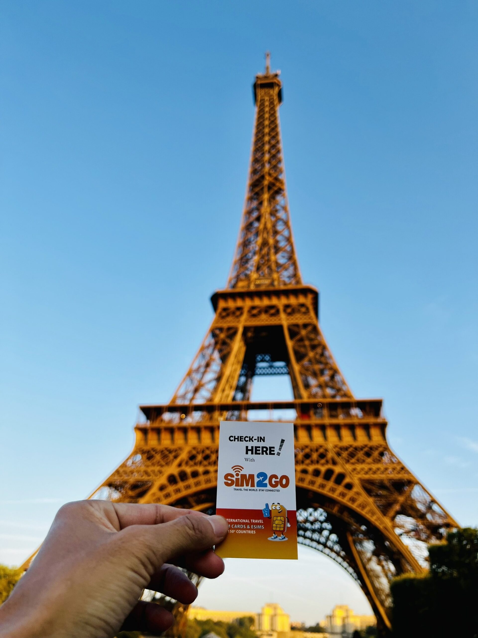 Khách hàng sử dụng SIM châu Âu của SIM2GO tại tháp Eiffel, Paris