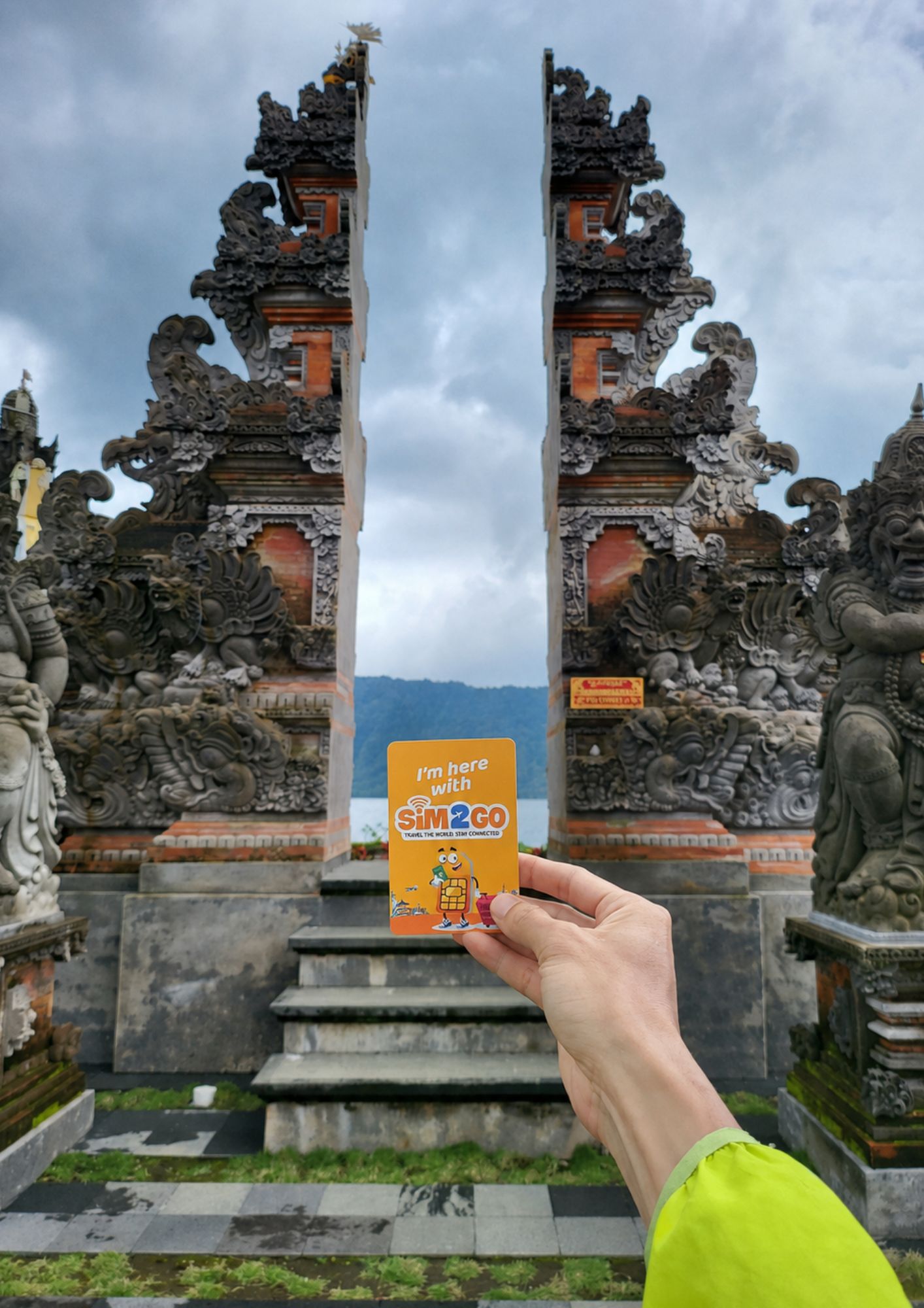 Khách hàng check in cùng SIM2GO tại đền Ulun Danu Beratan ở Bali