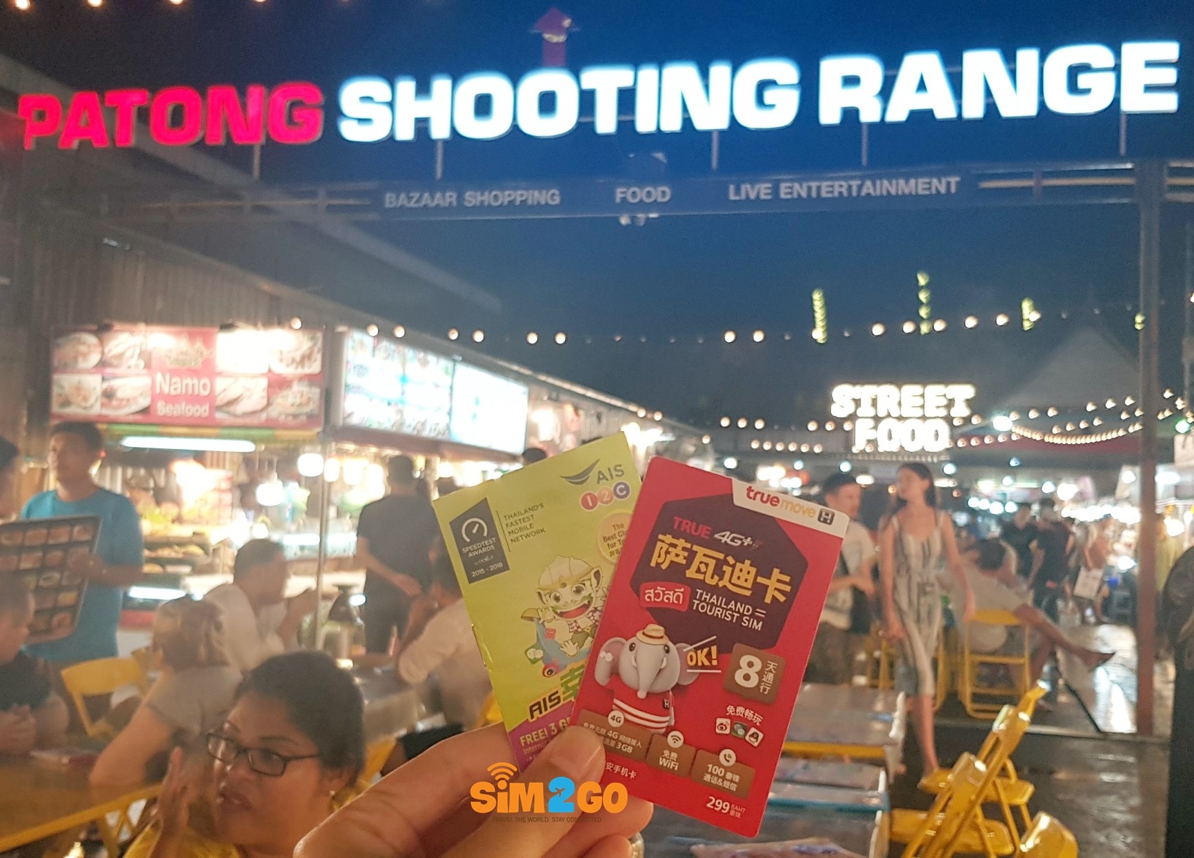 Khách hàng SIM2GO sử dụng SIM Thái Lan khi khám phá chợ đêm Patong