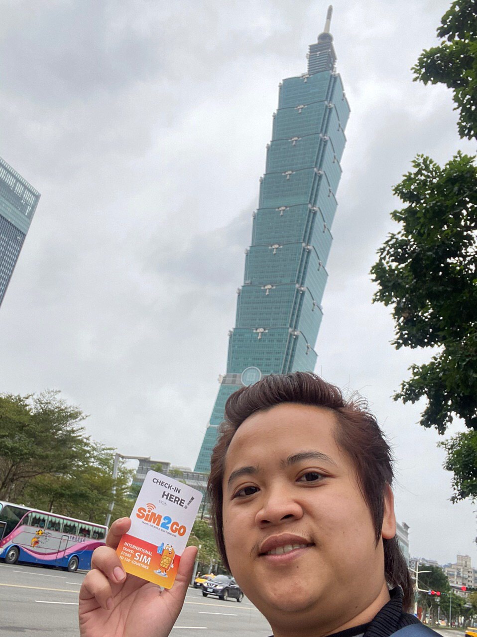 Khách hàng dùng SIM du lịch Đài Loan tại tòa nhà Taipei 101