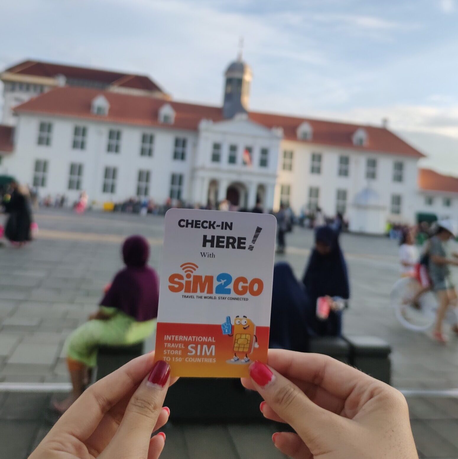 Khách hàng dùng SIM Indonesia tìm quán ăn tại phố cổ Kota Tua Jakarta