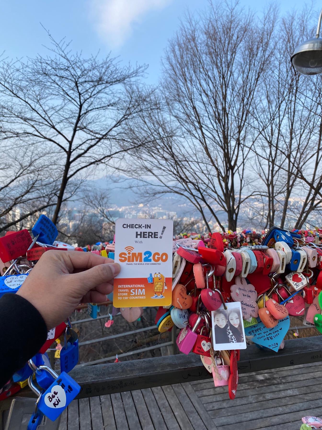 Khách hàng dùng SIM Hàn Quốc của SIM2GO tại N Seoul Tower, Seoul