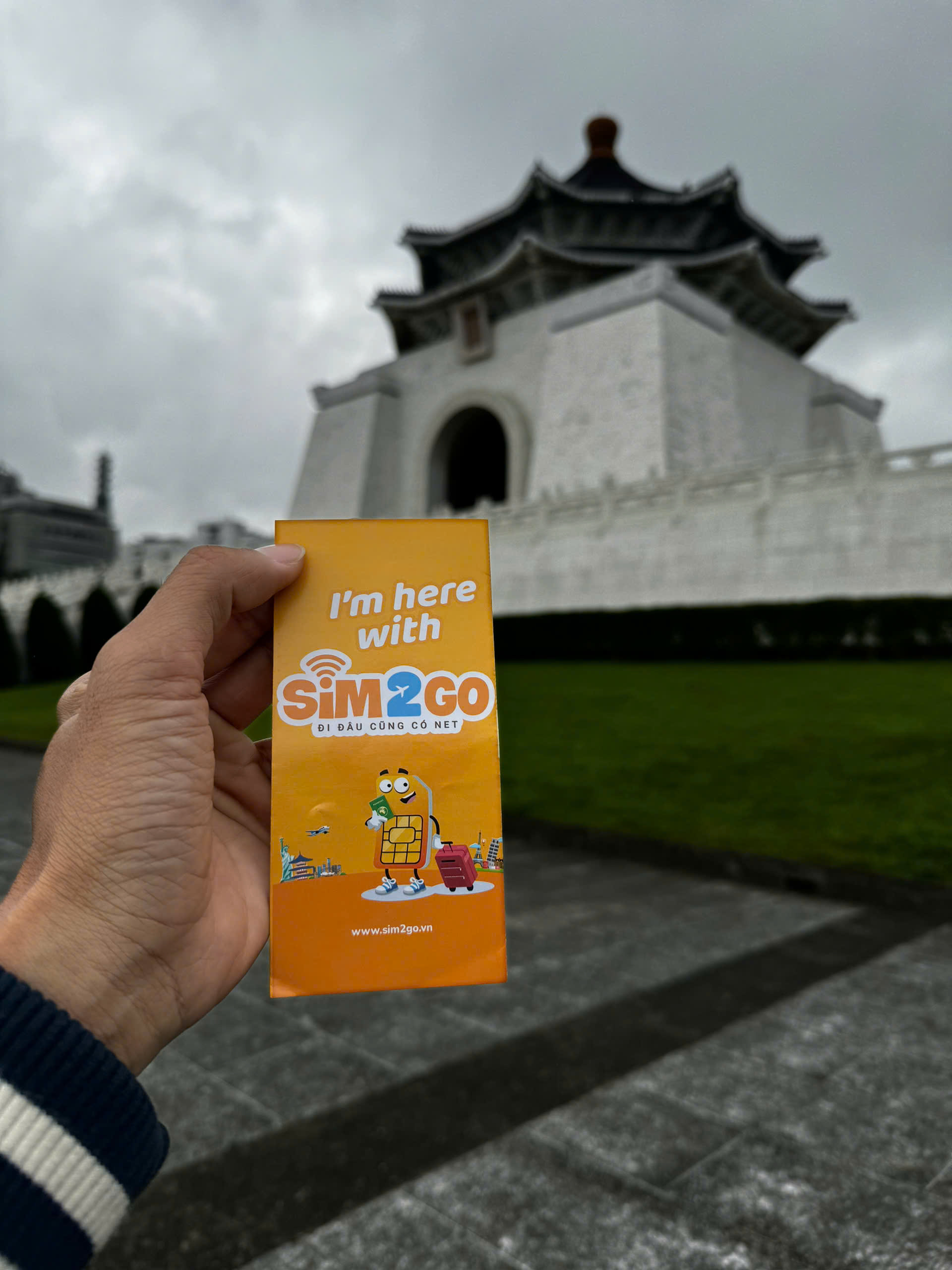 Khách hàng check-in tại cổng chính Đài Tưởng Niệm Tưởng Giới Thạch
