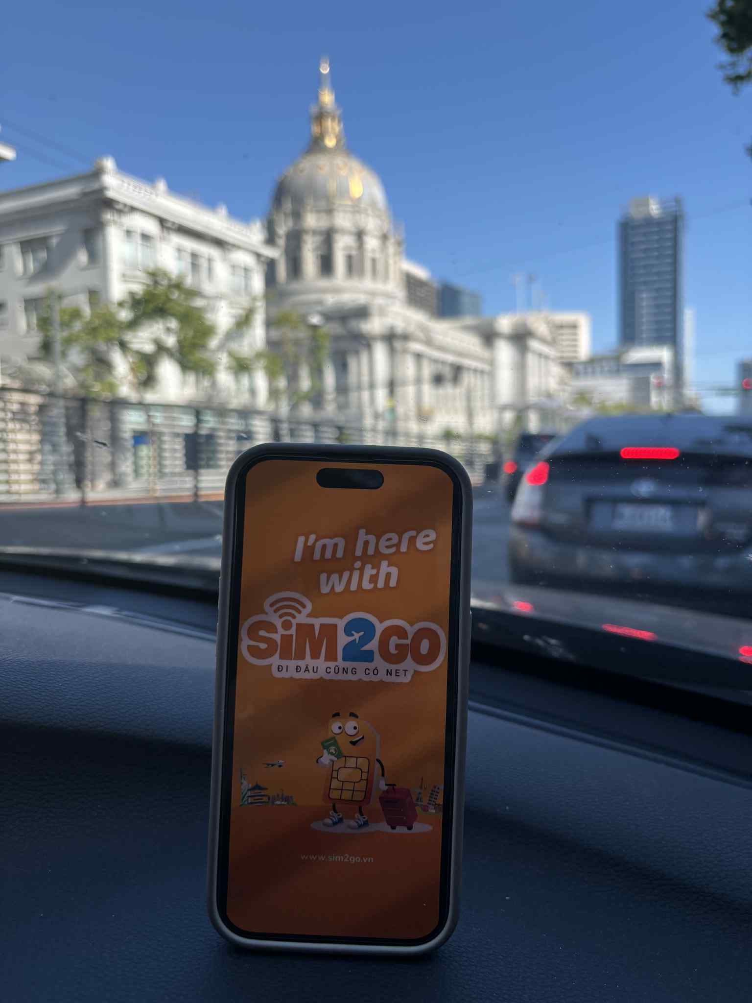 Khách hàng dùng SIM Mỹ SIM2GO khi di chuyển qua San Francisco City Hall