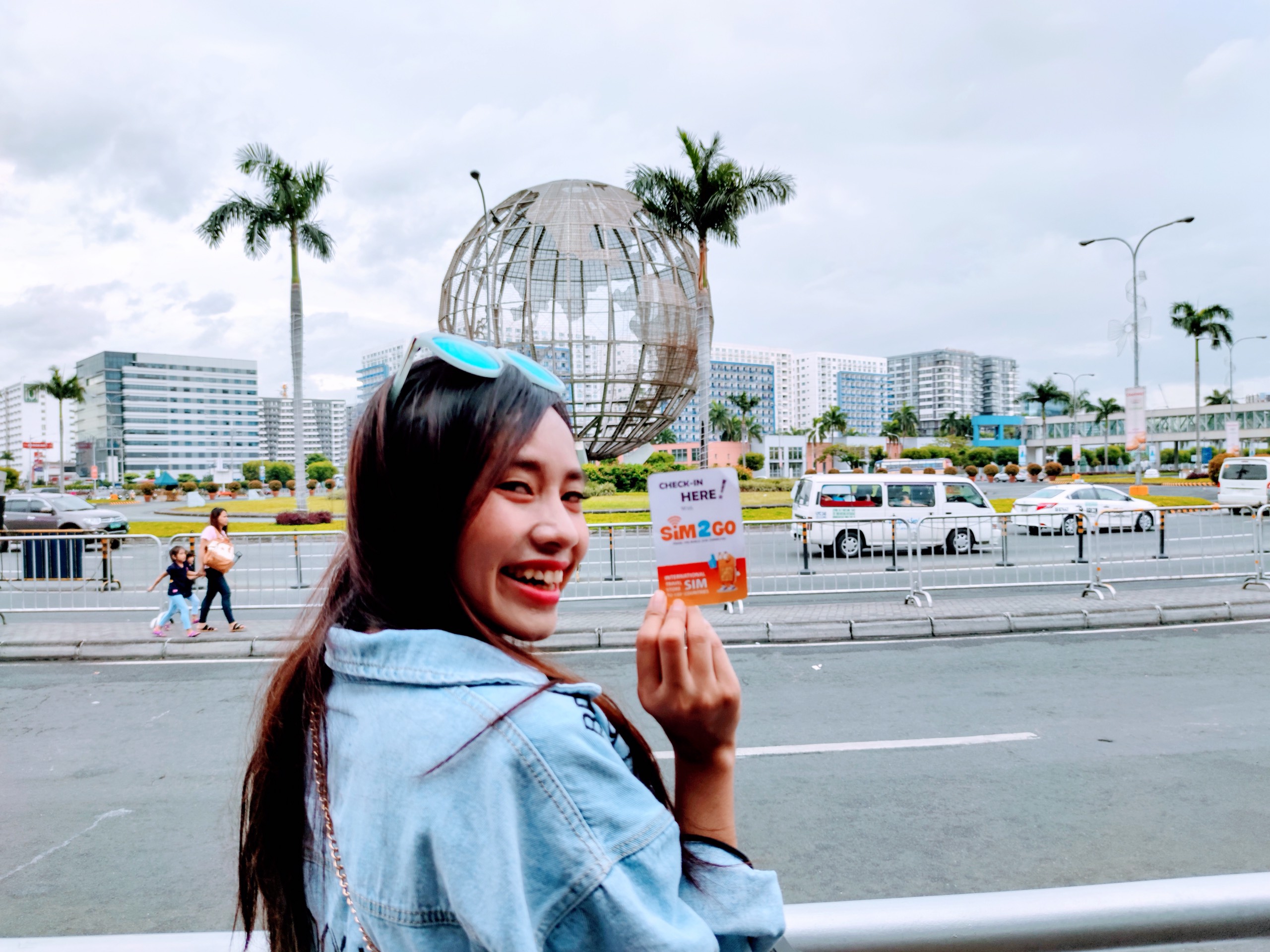 Khách hàng SIM2GO sử dụng eSIM Philippines check-in Globe tại SM Mall of Asia Manila