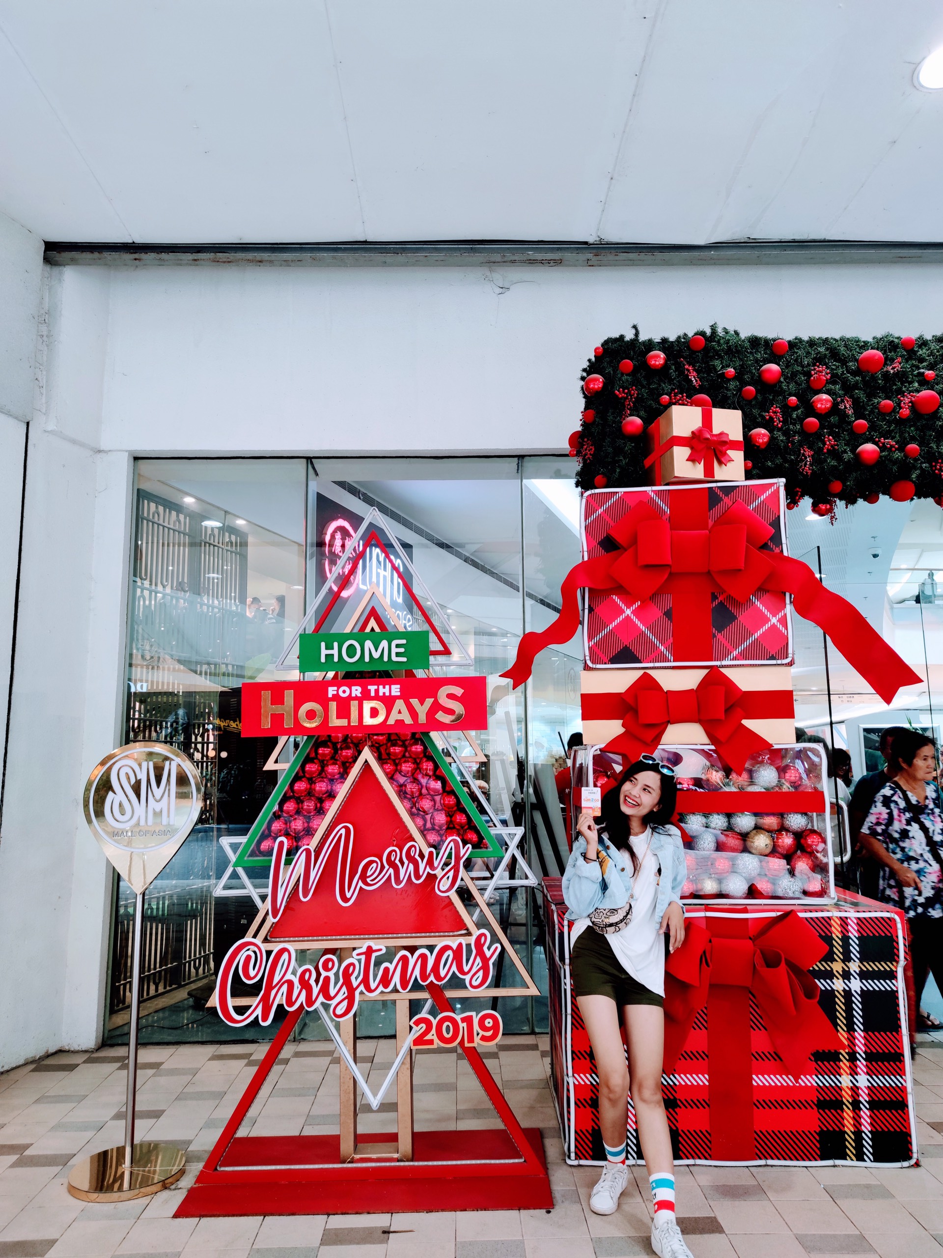 Khách hàng SIM2GO sử dụng SIM Philippines check-in Giáng sinh tại SM Mall of Asia