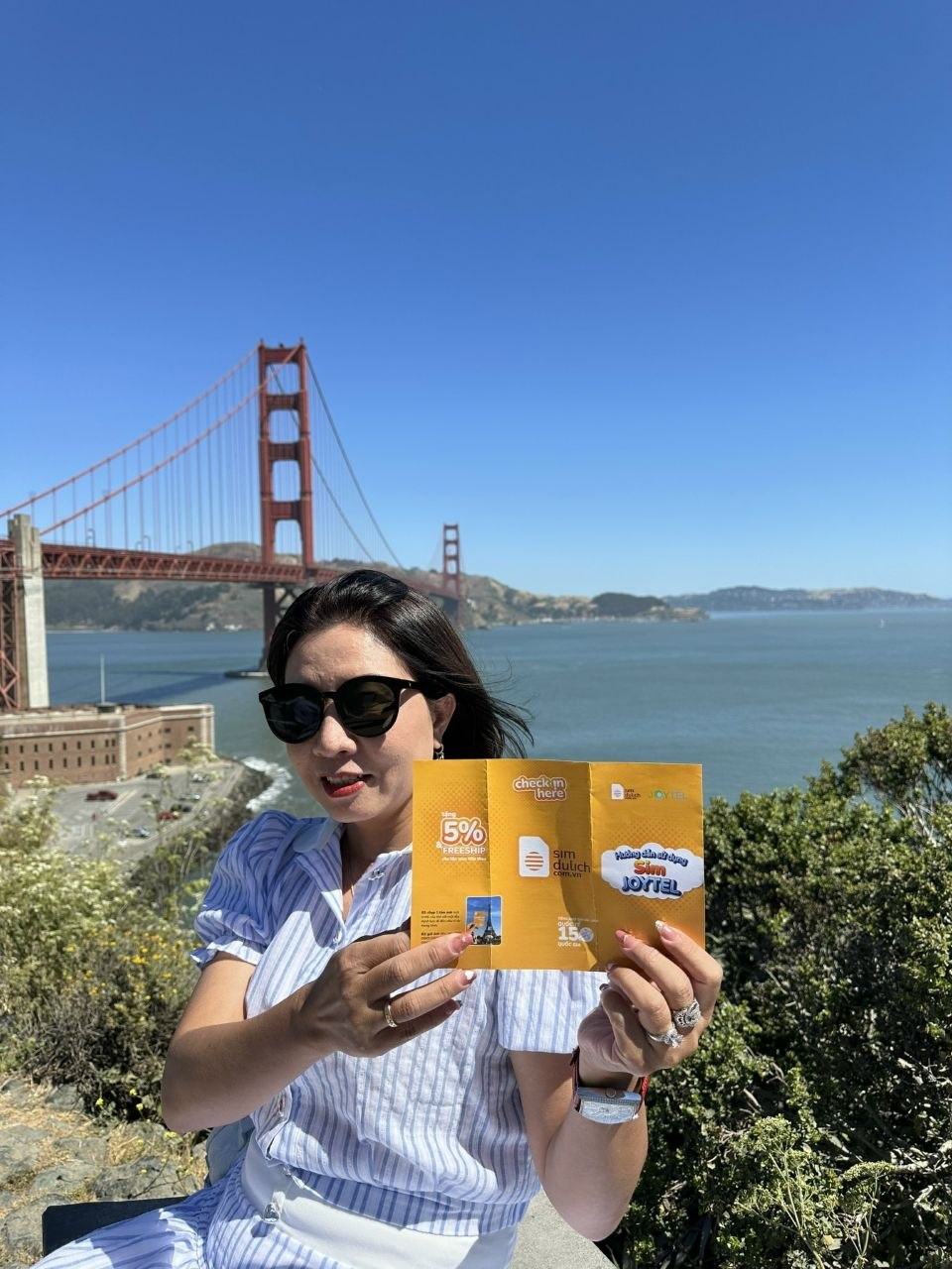 Khách hàng sử dụng SIM Mỹ của SIM2GO check-in cầu Golden Gate tại San Francisco
