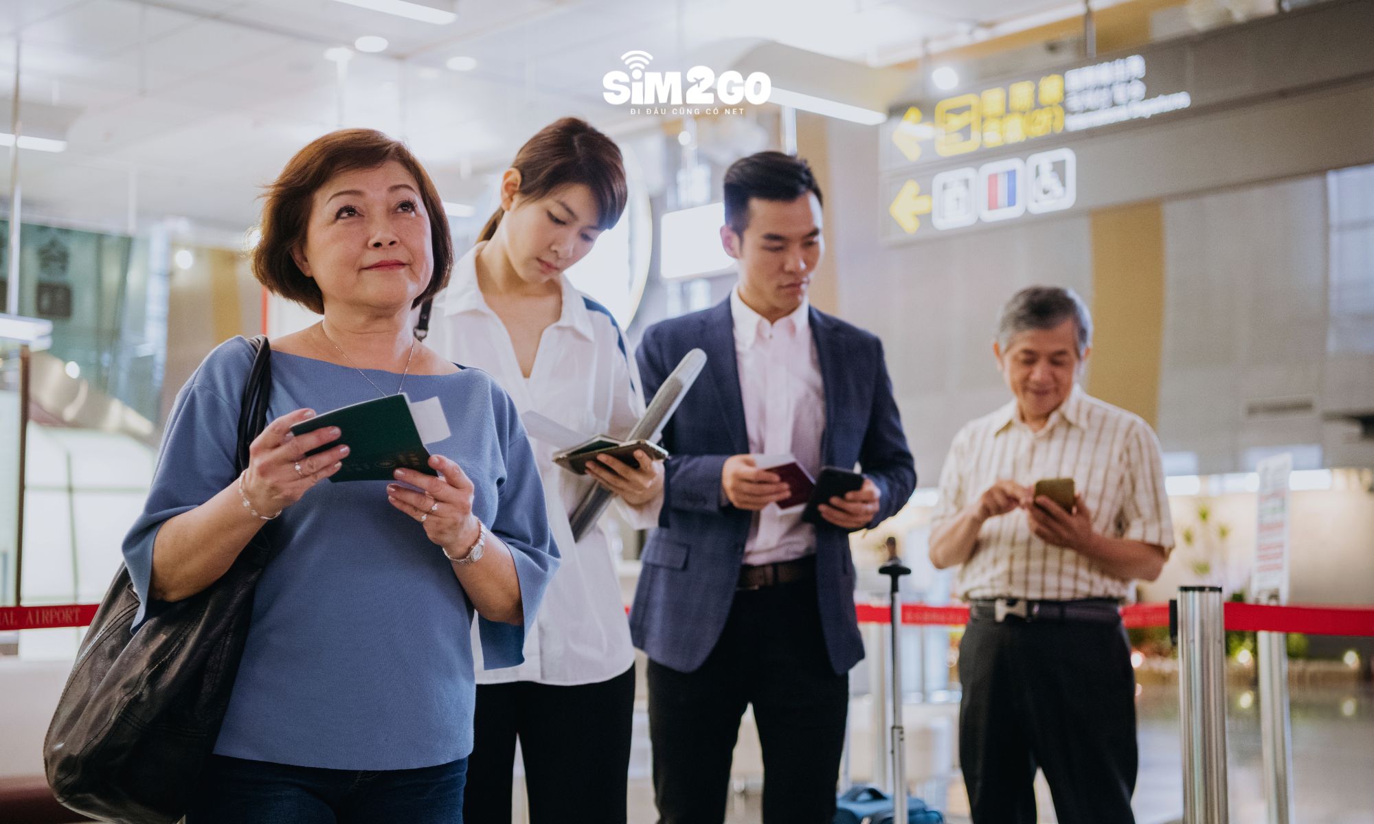 Du khách có thể xếp hàng mua SIM Thái Lan ngay sau khi hạ cánh tại sân bay