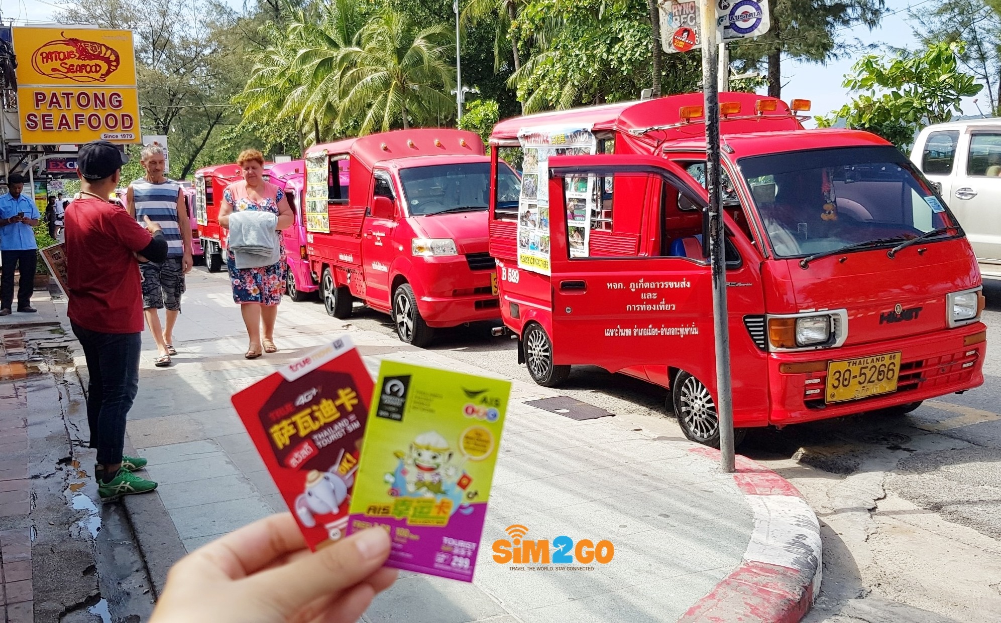 Khách hàng SIM2GO sử dụng SIM Thái Lan khi di chuyển bằng songthaew tại Phuket