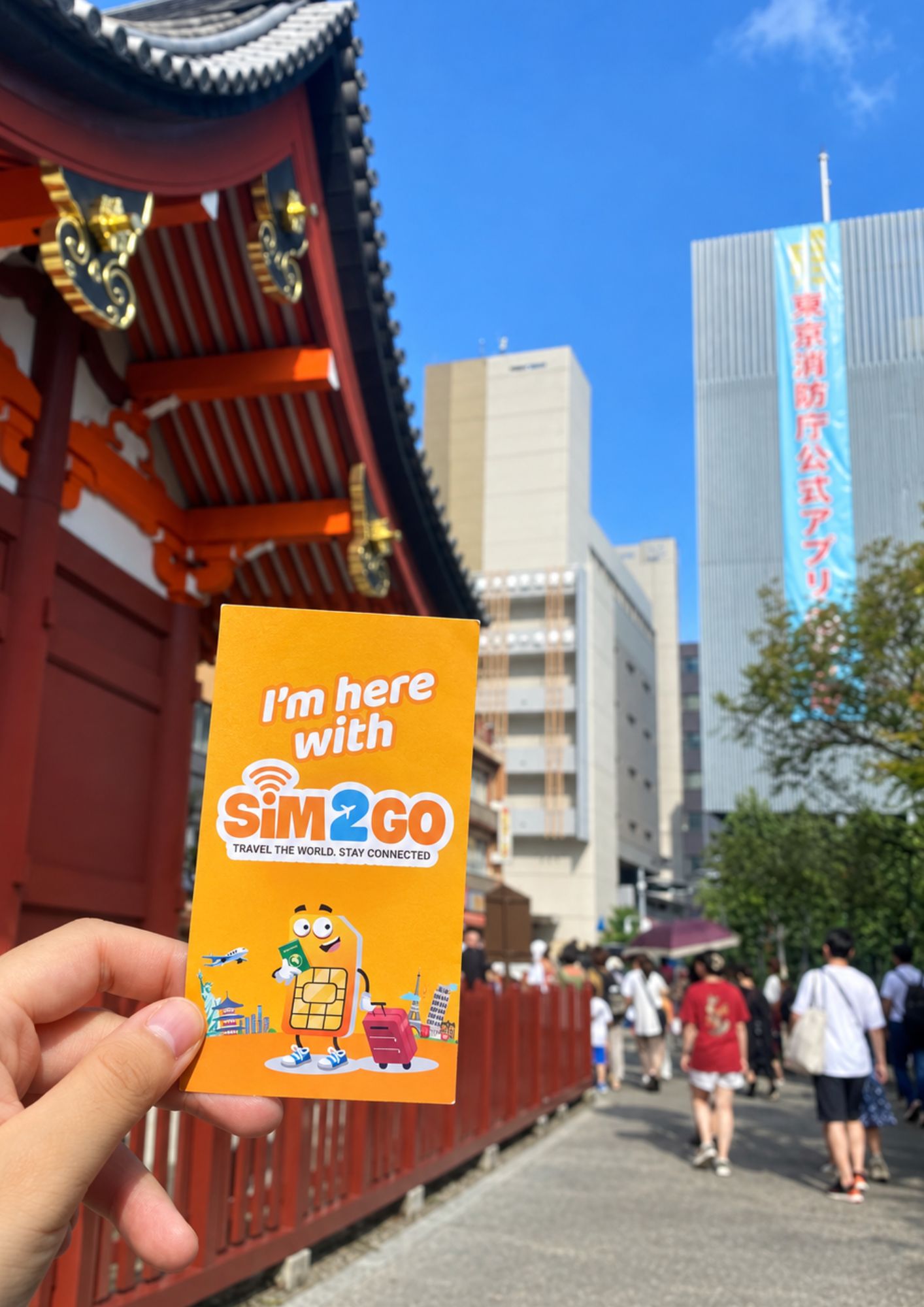 Khách hàng SIM2GO sử dụng eSIM Nhật Bản khi tham quan đền Sensoji