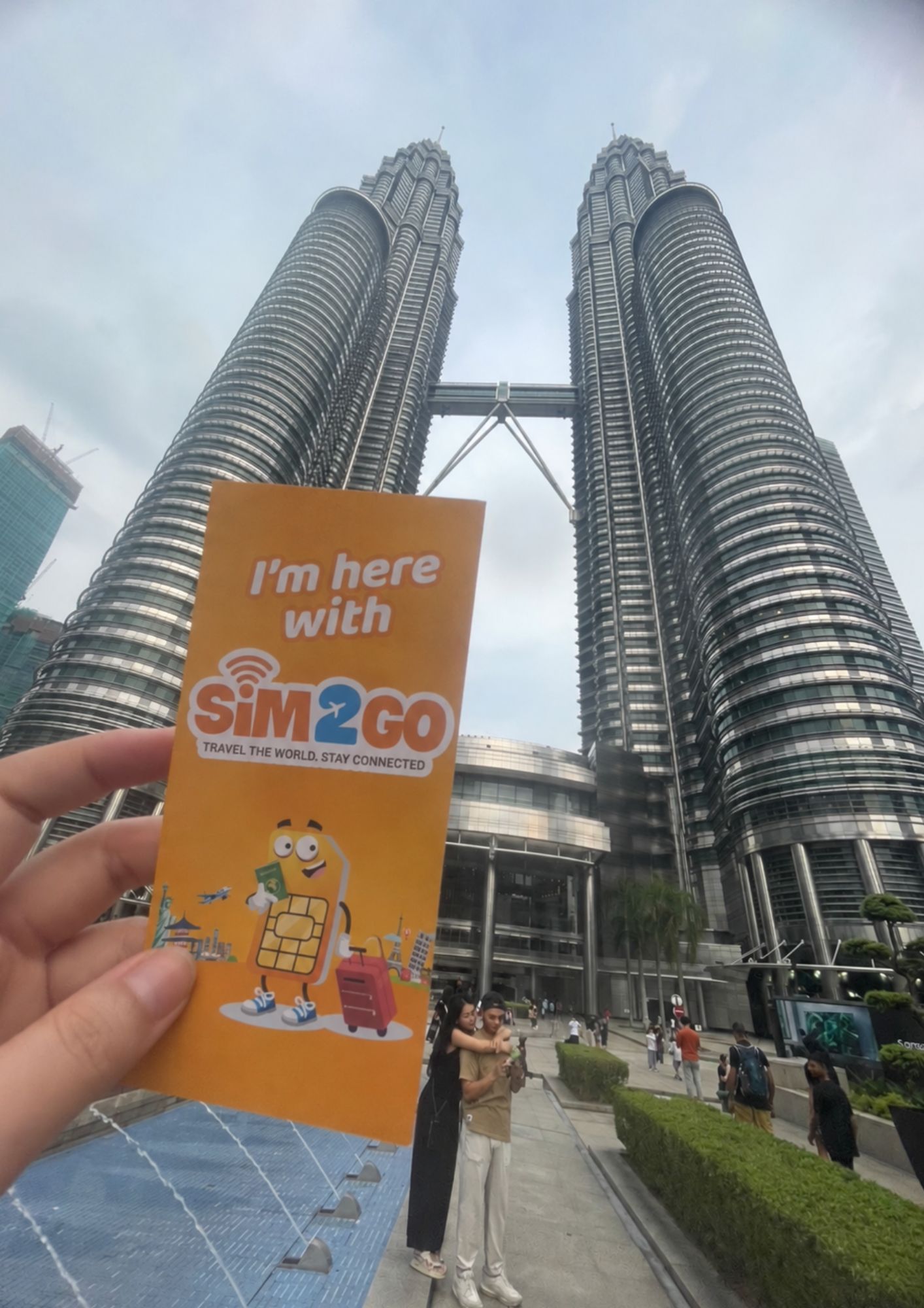 Khách hàng SIM2GO check-in Petronas Twin Towers khi sử dụng eSIM Malaysia