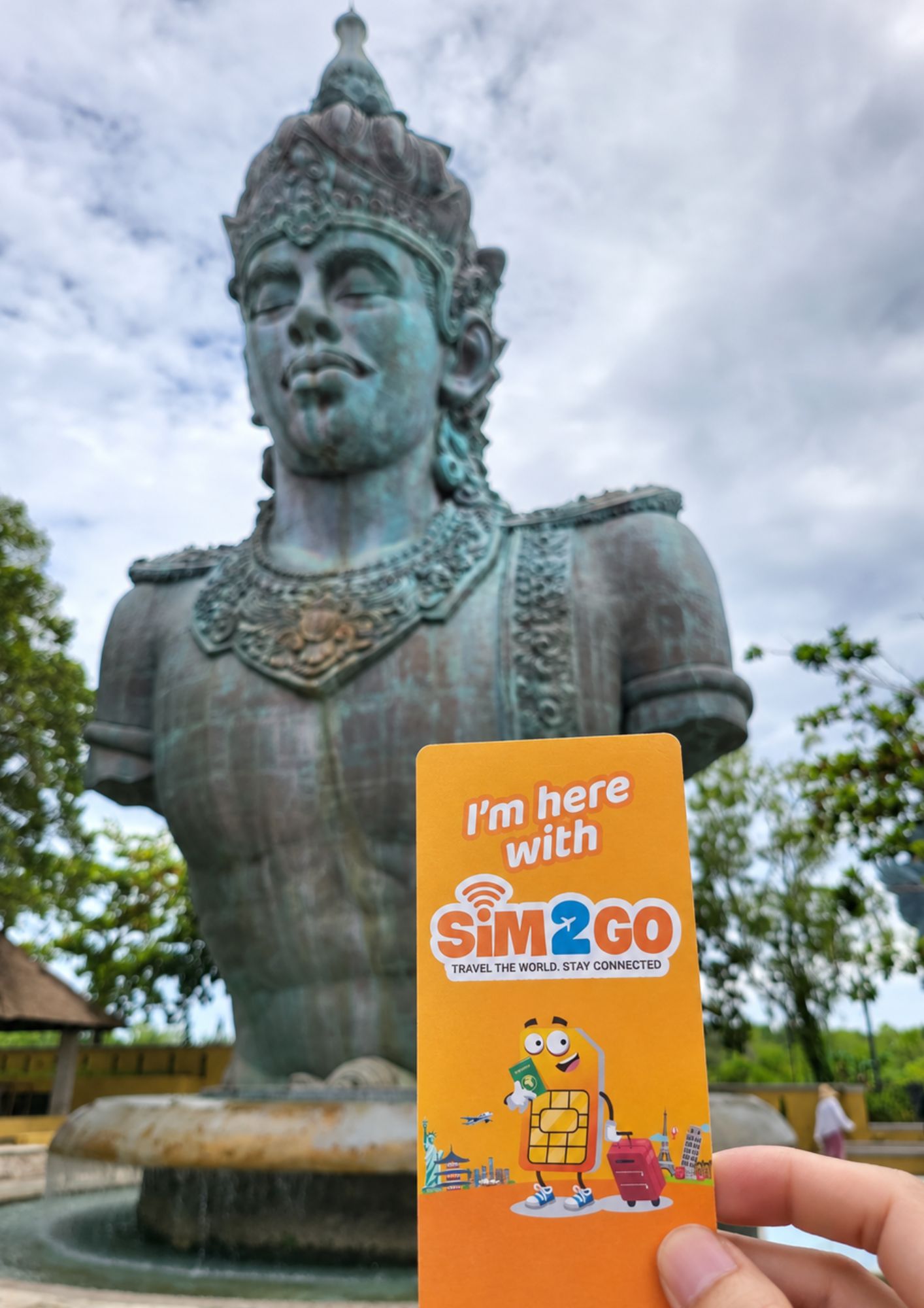 Khách hàng khám phá công viên GWK Bali với eSIM Indonesia