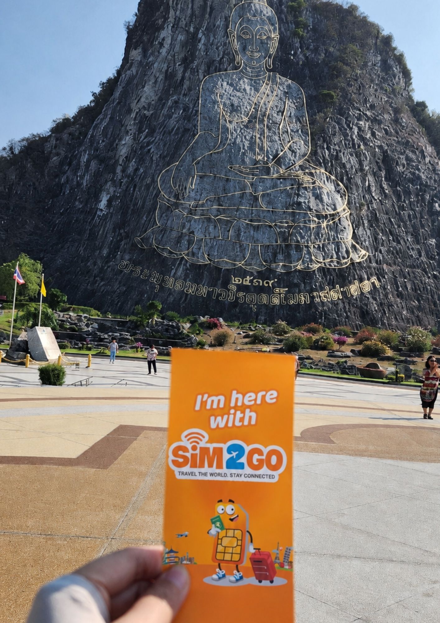 Khách hàng SIM2GO sử dụng eSIM Thái Lan tại Buddha Mountain Khao Chi Chan ở Pattaya