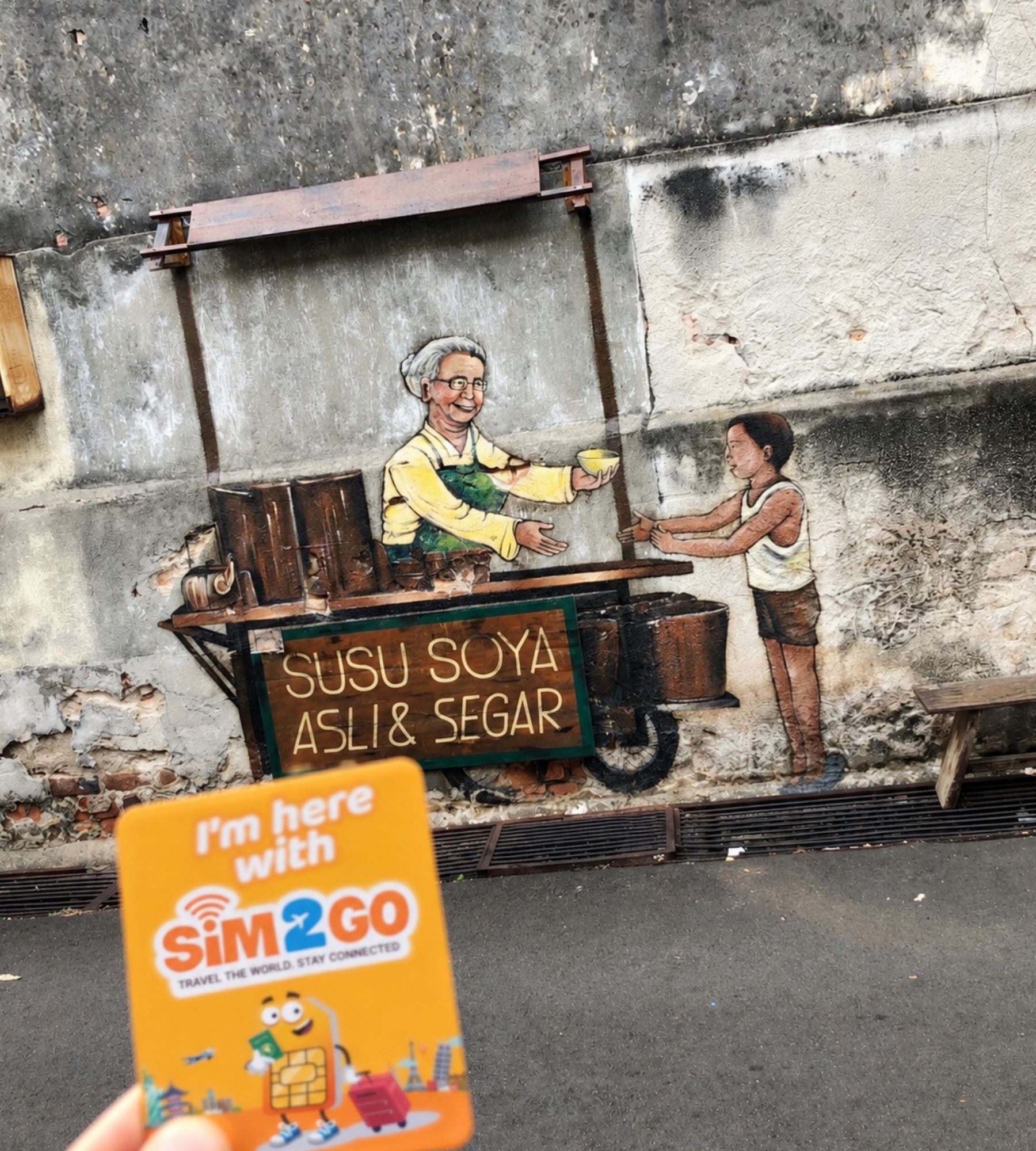Khách hàng SIM2GO sử dụng eSIM Malaysia khi khám phá George Town, Penang