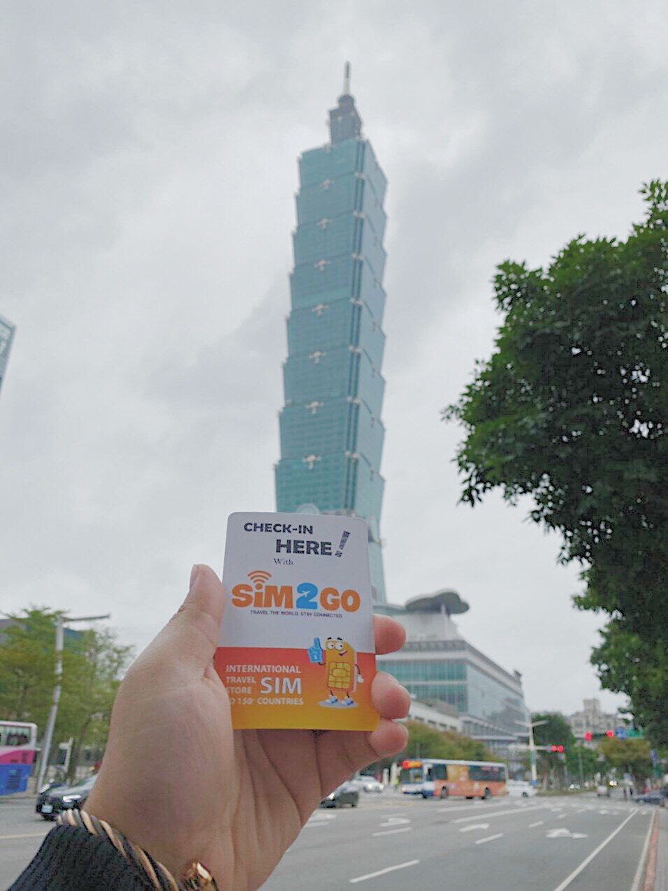 Khách hàng SIM2GO check-in tại Taipei 101 trong chuyến du lịch Đài Loan