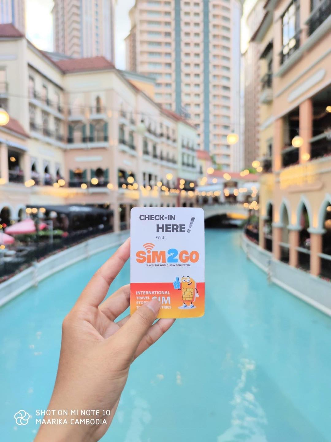 Khách hàng dùng eSIM Philippines của SIM2GO tại Venice Grand Canal Mall ở Manila