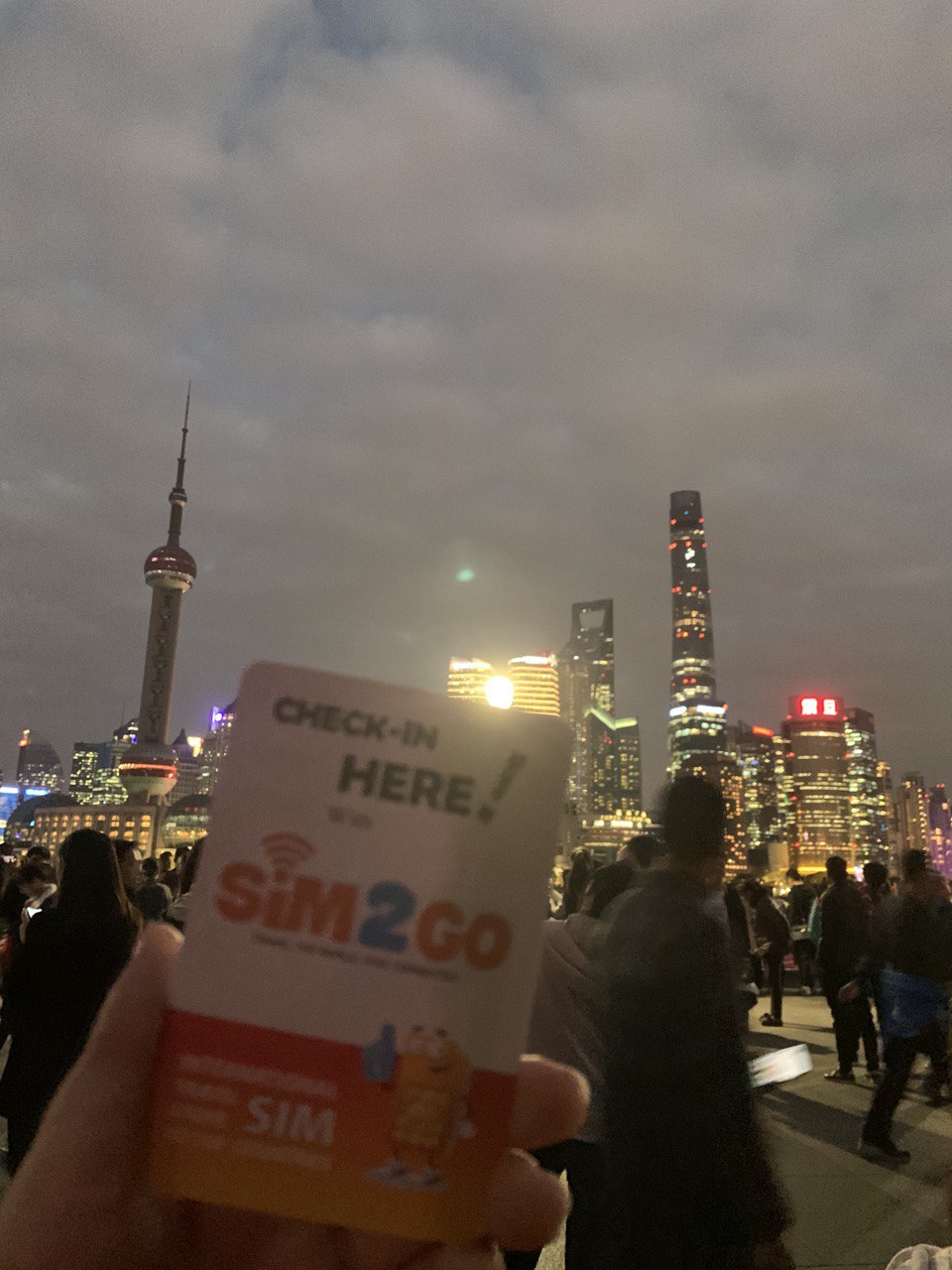 Khách hàng check-in cùng SIM2GO tại bến Thượng Hải
