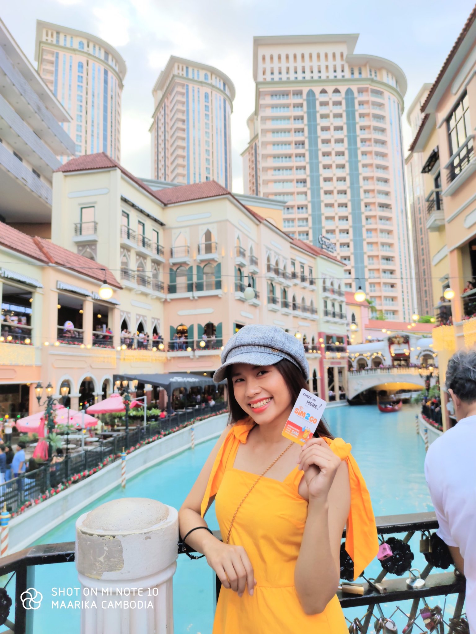 Khách hàng SIM2GO sử dụng eSIM Philippines check-in Venice Grand Canal Mall