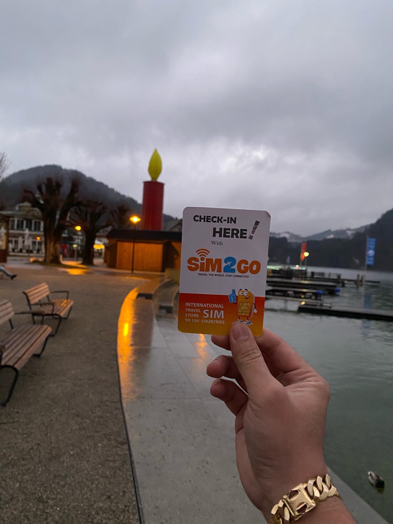 Khách hàng SIM2GO sử dụng eSIM châu Âu trong chuyến đi hồ Wolfgangsee, Áo