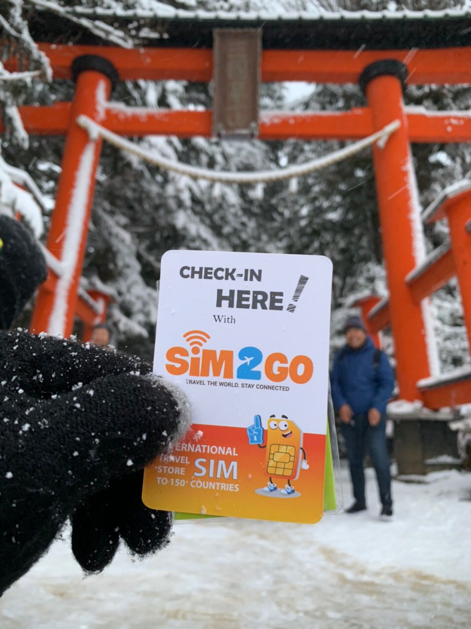 Khách hàng SIM2GO sử dụng eSIM Nhật Bản tại cổng Torii