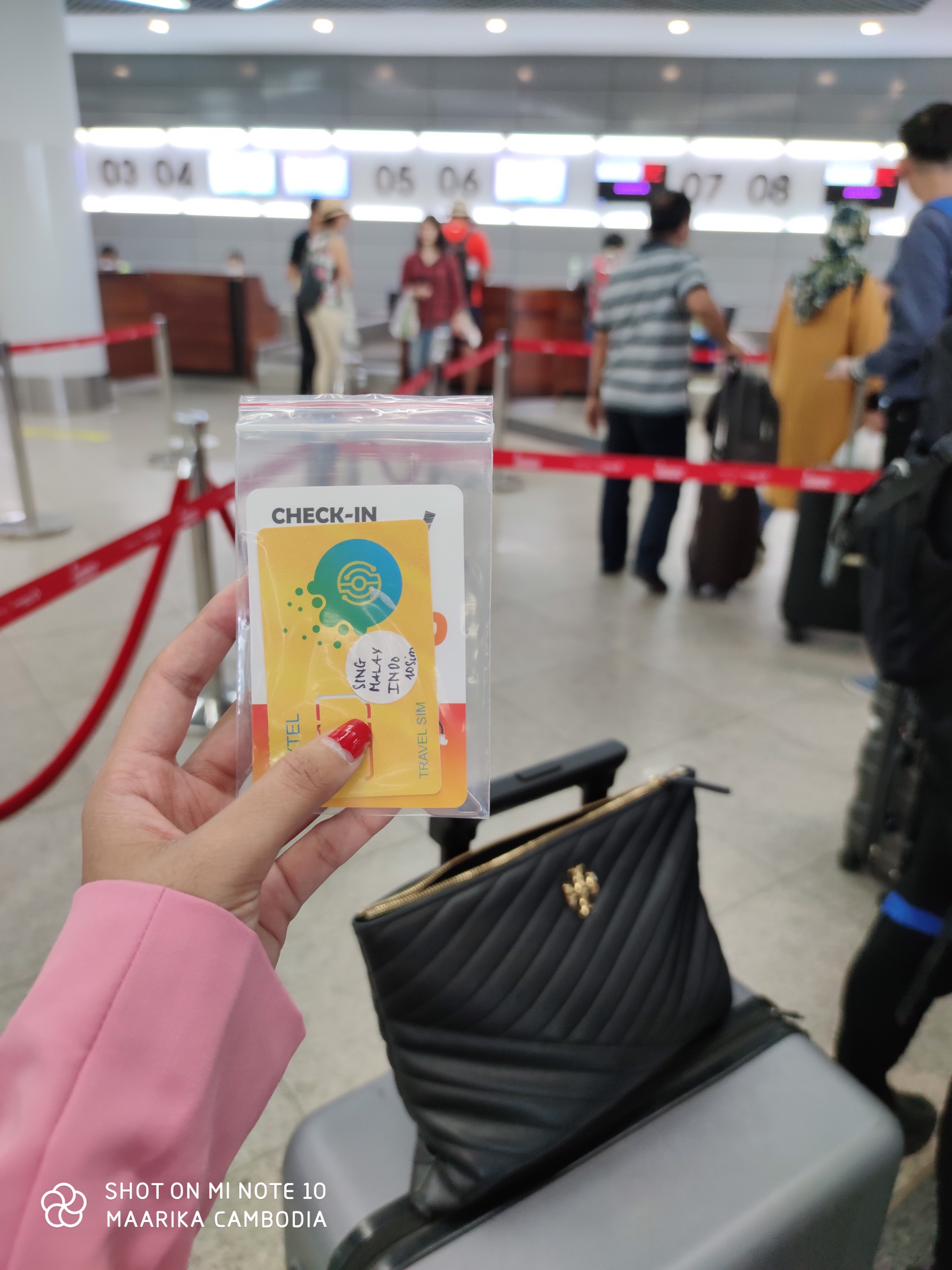 Khách hàng bật data roaming kích hoạt eSIM Indonesia tại sân bay