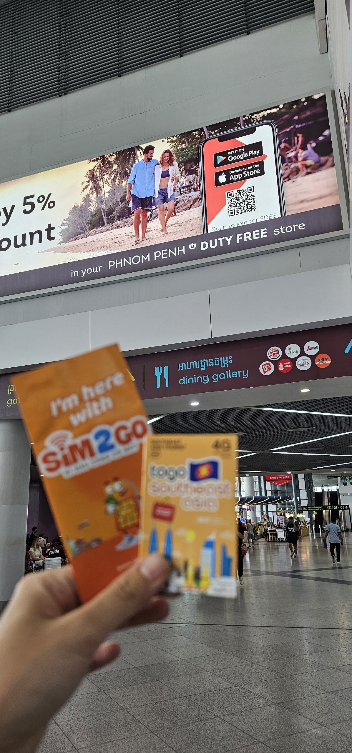 Khách hàng SIM2GO sử dụng SIM Campuchia tại sân bay Phnom Penh