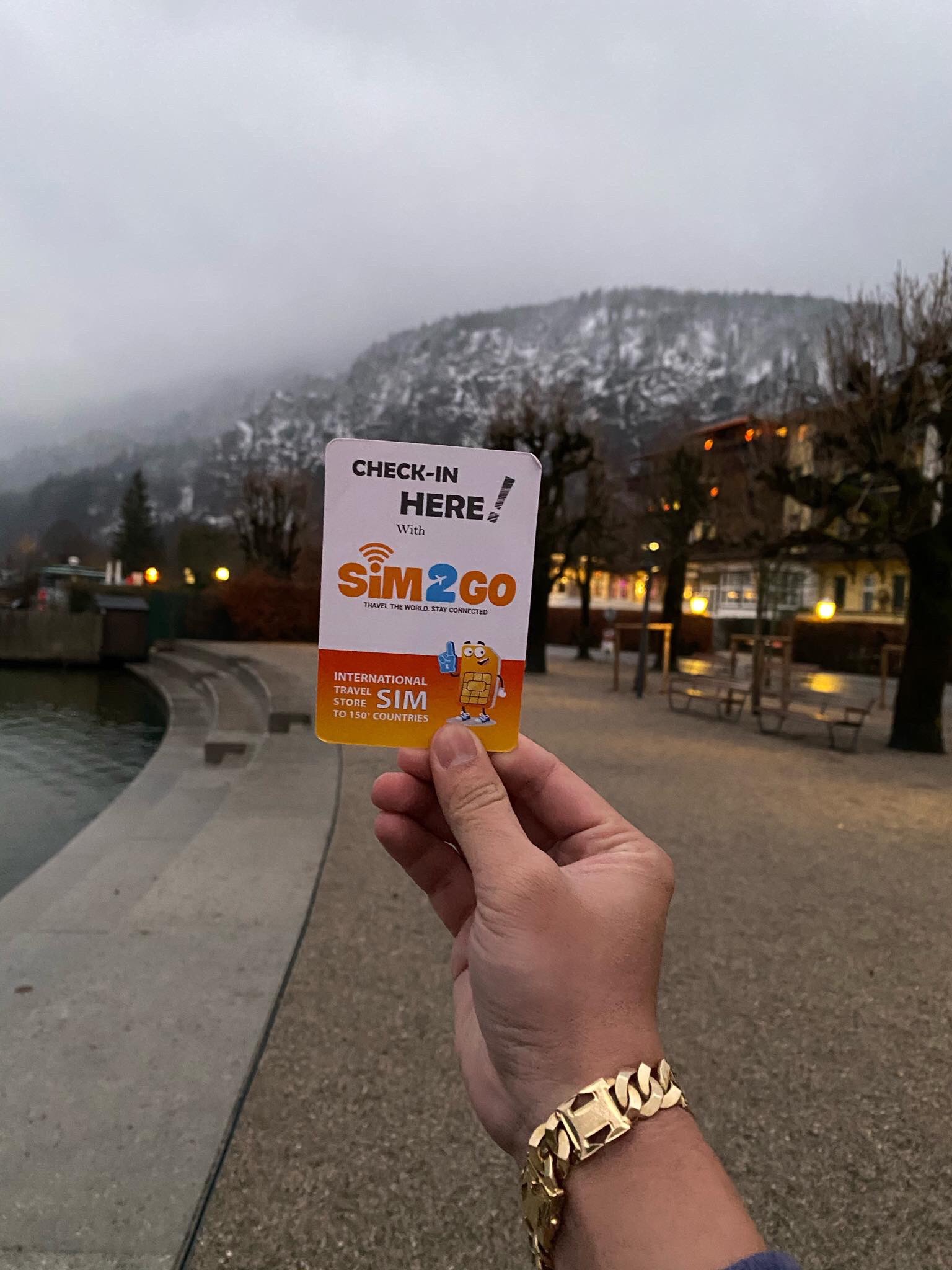 Khách hàng SIM2GO dùng internet khi dạo bên hồ và vùng núi tuyết